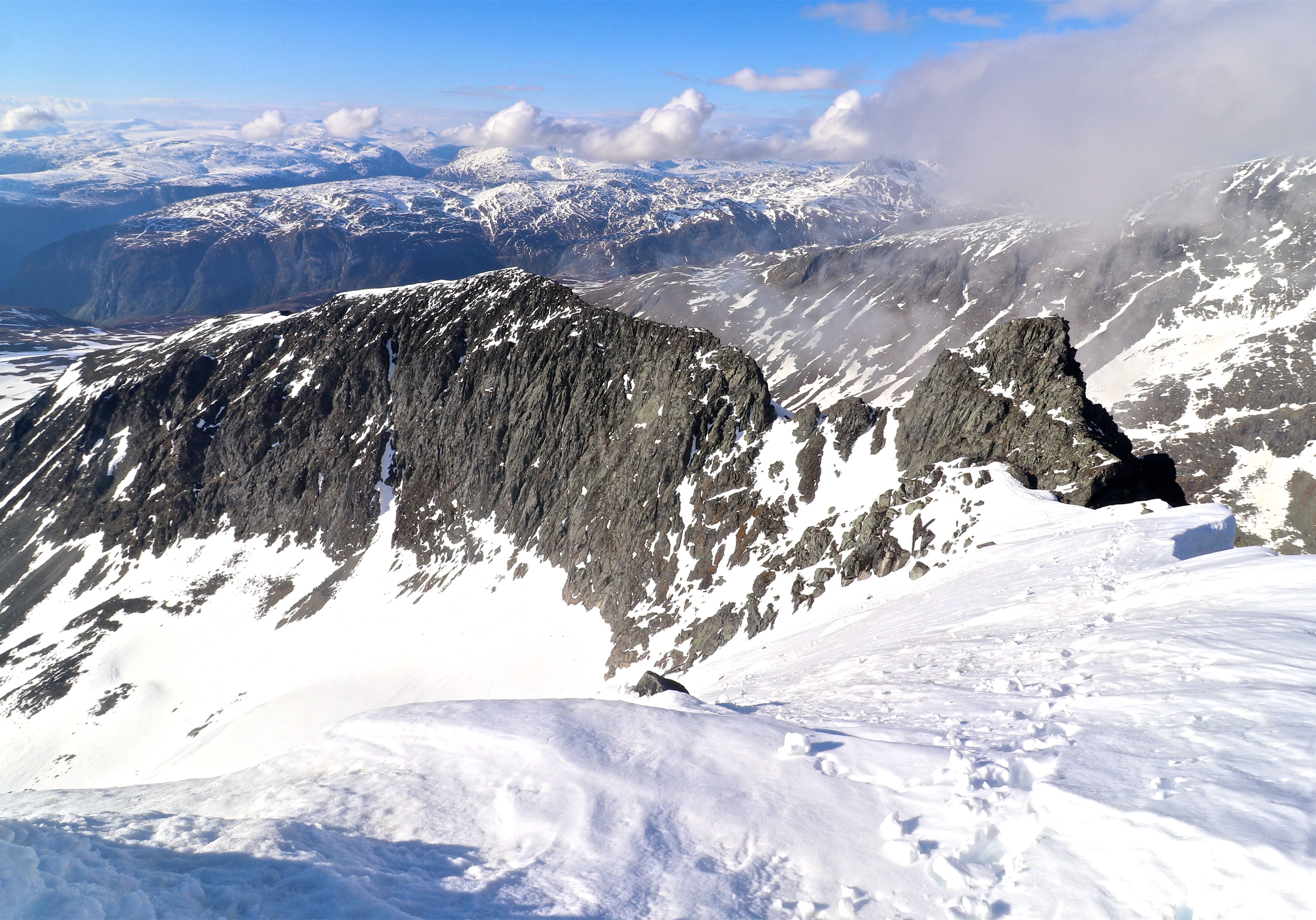 Soleibotntind-traversen sett fra toppen av Store Soleibotntinden (2.083 moh).