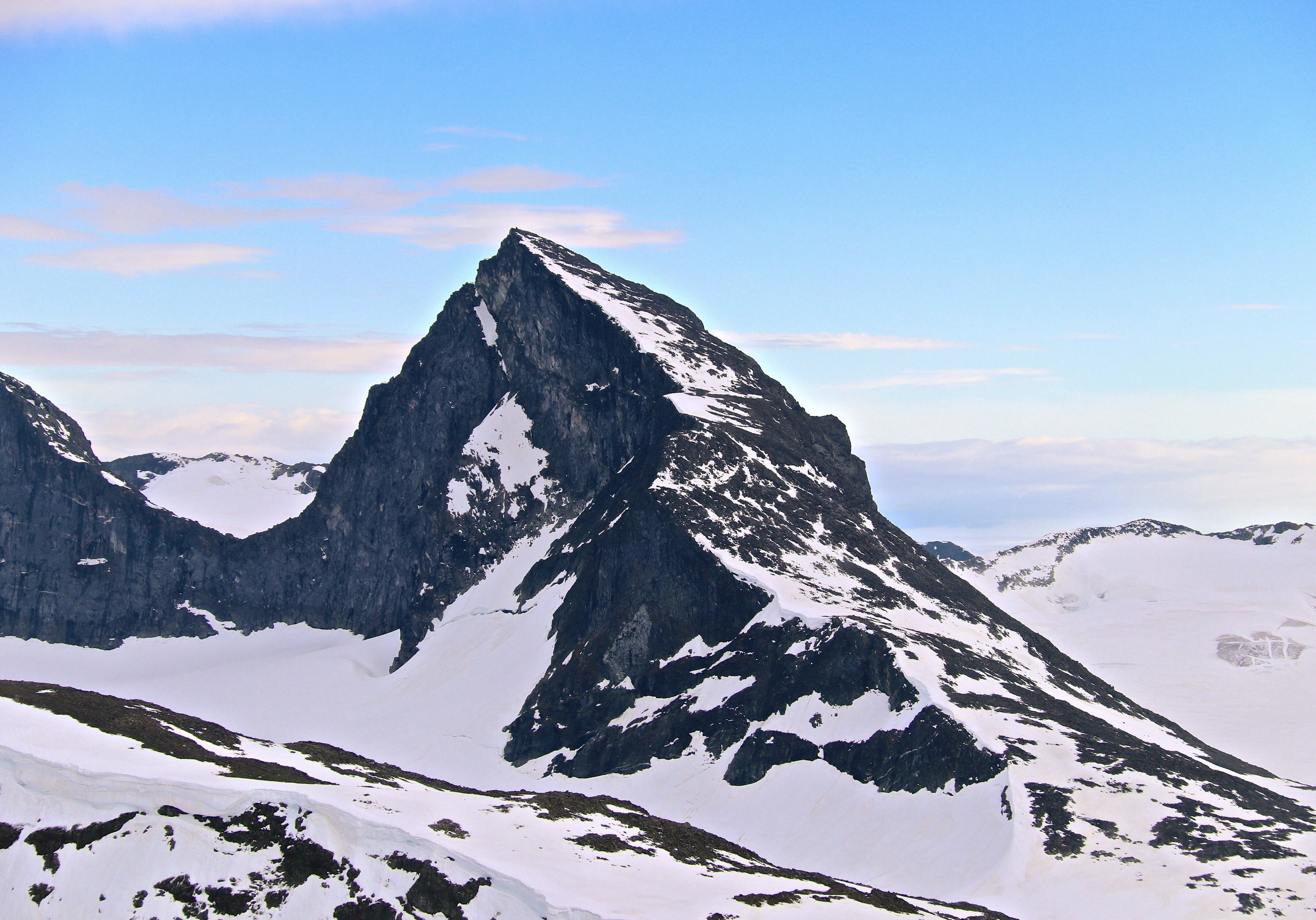 Store Smørstabbtinden (2.208 moh) sett fra Bakerste Skagsnebb (2.093 moh).