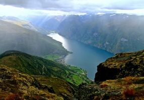 Aurlandsfjorden med Aurlandsvangen og Flåm sett fra Prest.