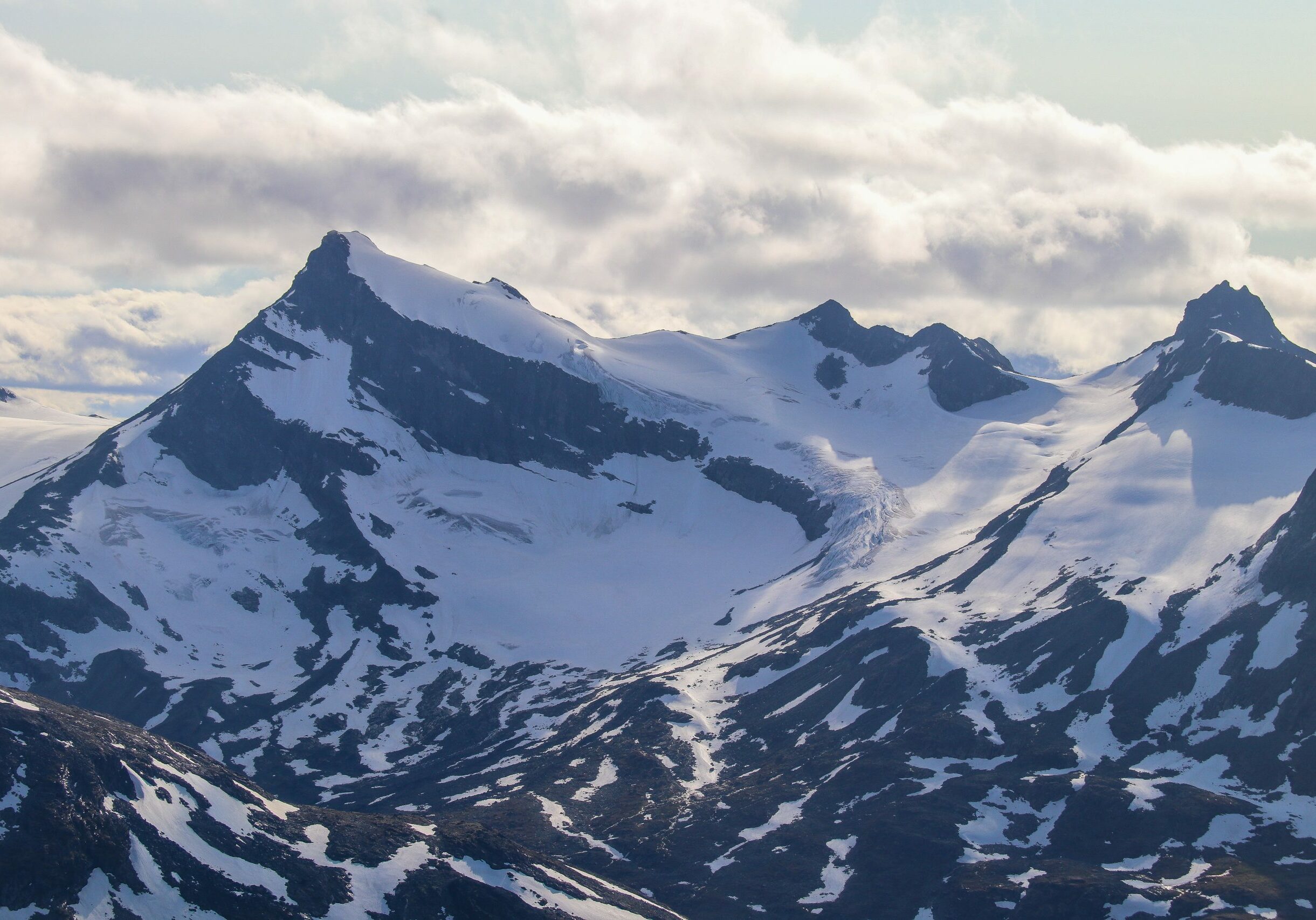 Storebjørn (2.222 moh) sett fra Tverrbottindan.