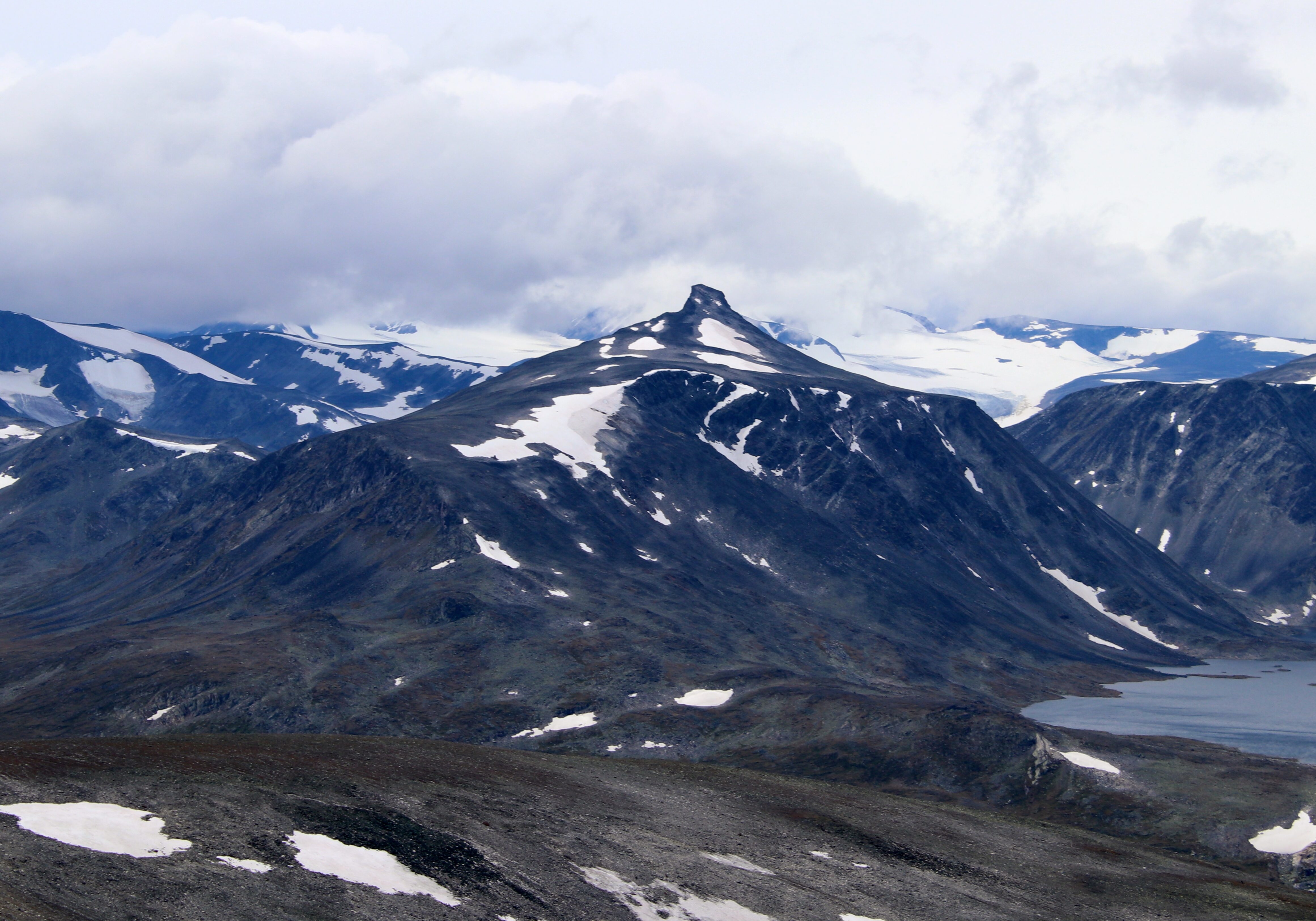 Ryggjehøe (2.142 moh) er siste topp på vår rundtur.
