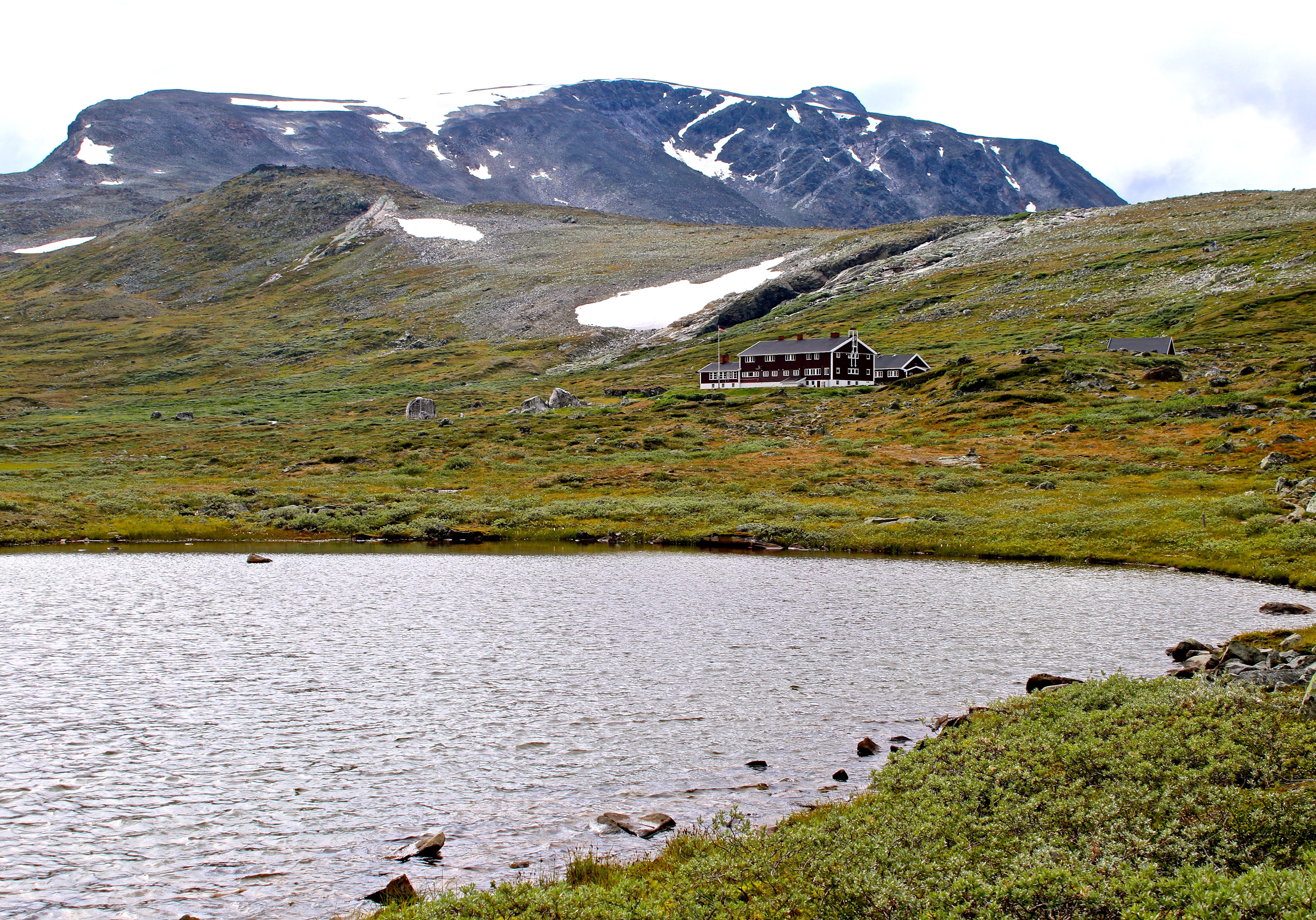 Den betjente turisthytten Glitterheim nord-øst i Jotunheimen.