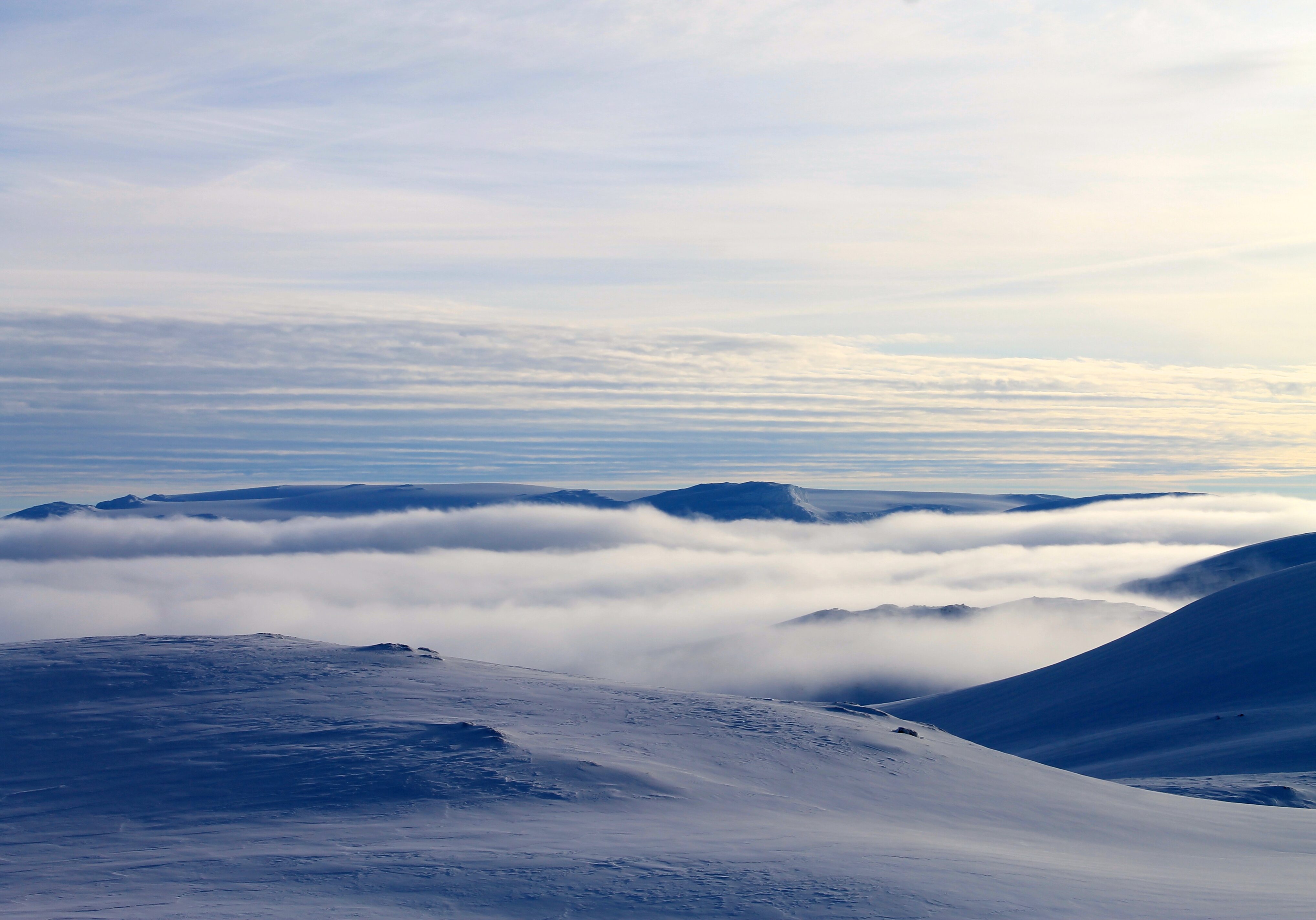 Hardangerjøkulen stikker opp av tåkehavet, her sett fra Vosseskavlen.