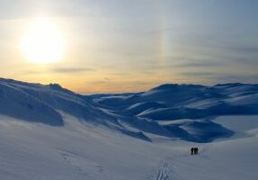 På vei opp mot Baksafjellet (1.636 moh) med Vossaskavlen i bakgrunnen.