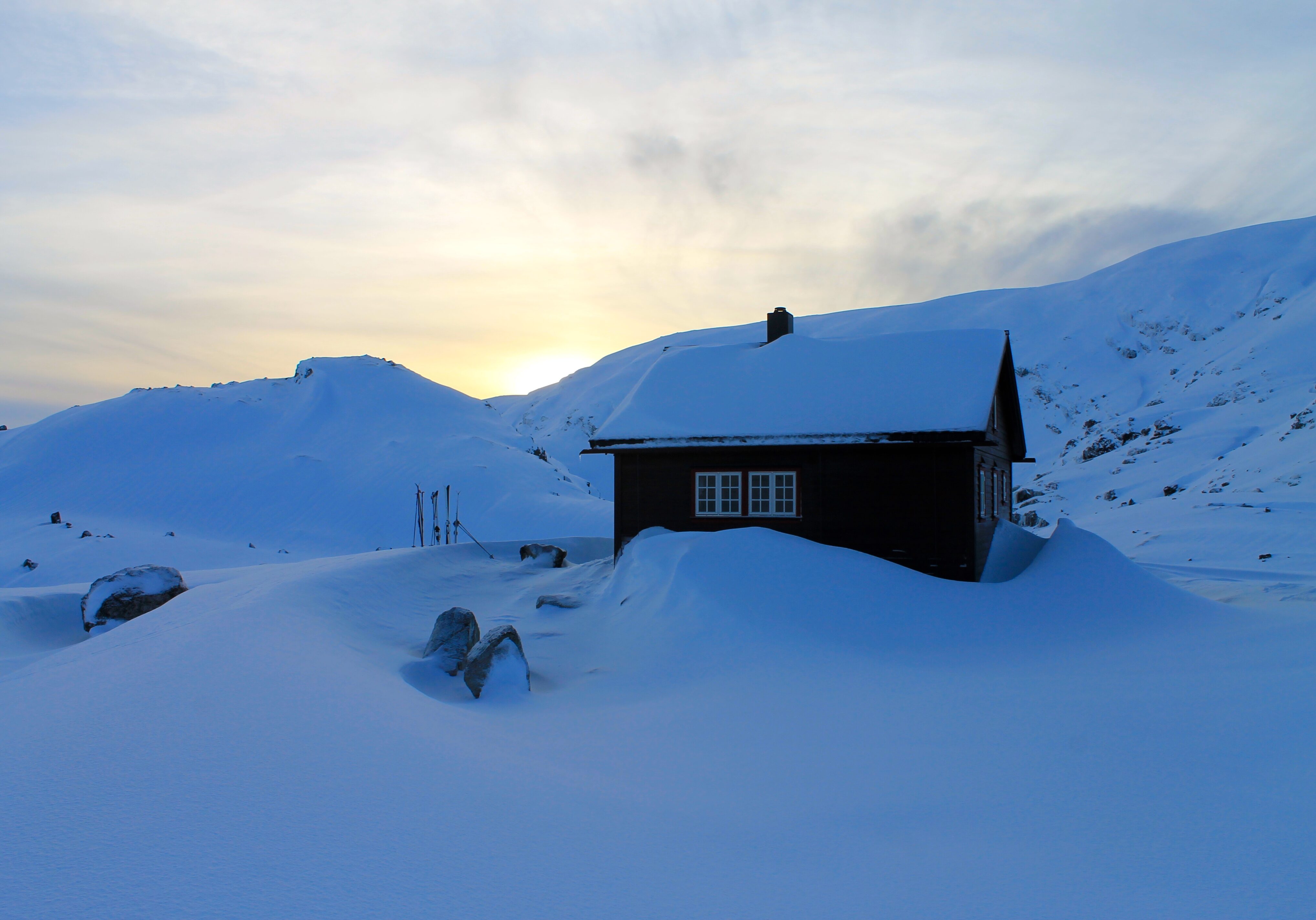 Kaldavasshytta i fjellskillet mellom Vossafjellene og Skarvheimen.