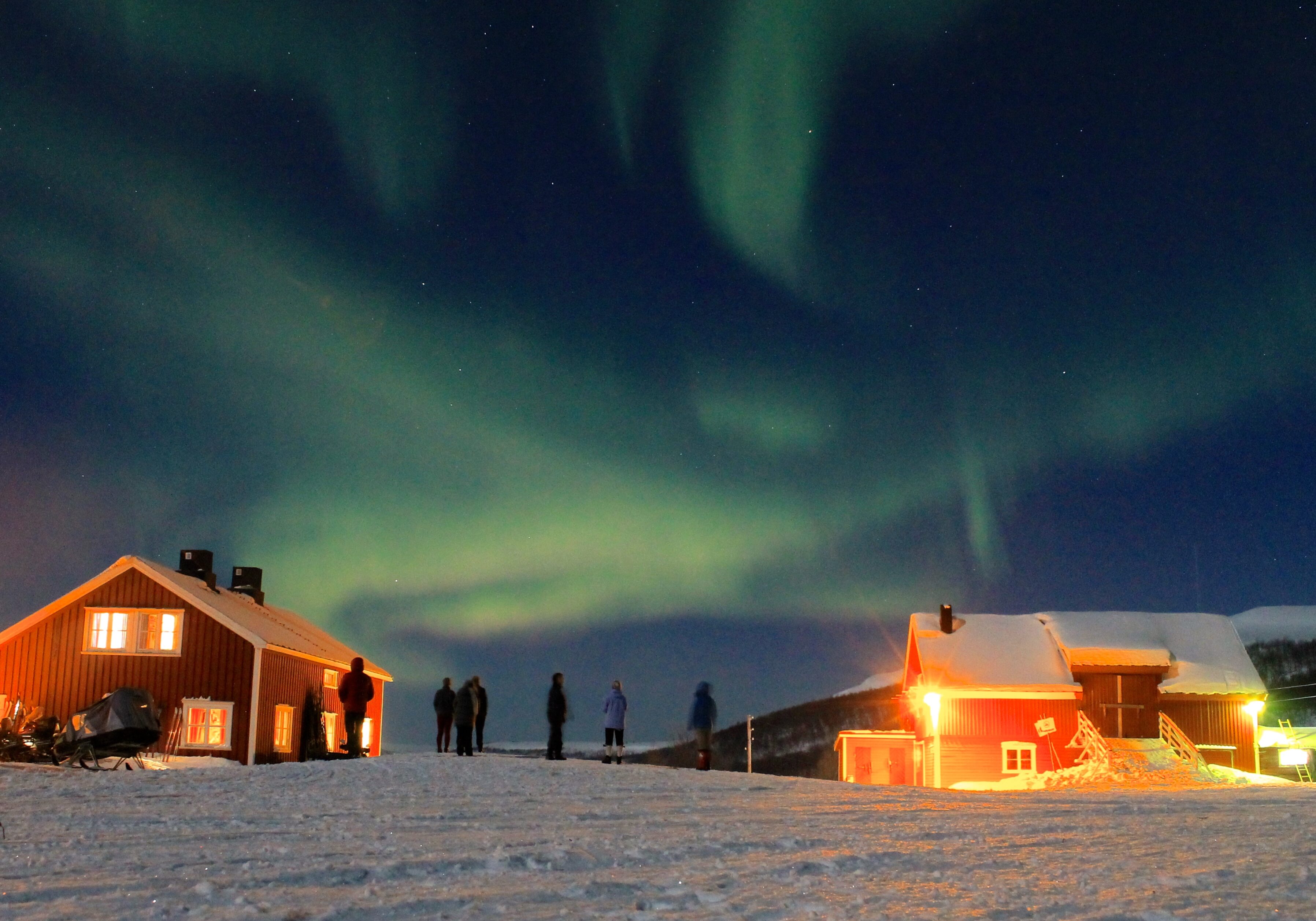 Ute og titter på nordlyset på Joatkajávri fjellstue.
