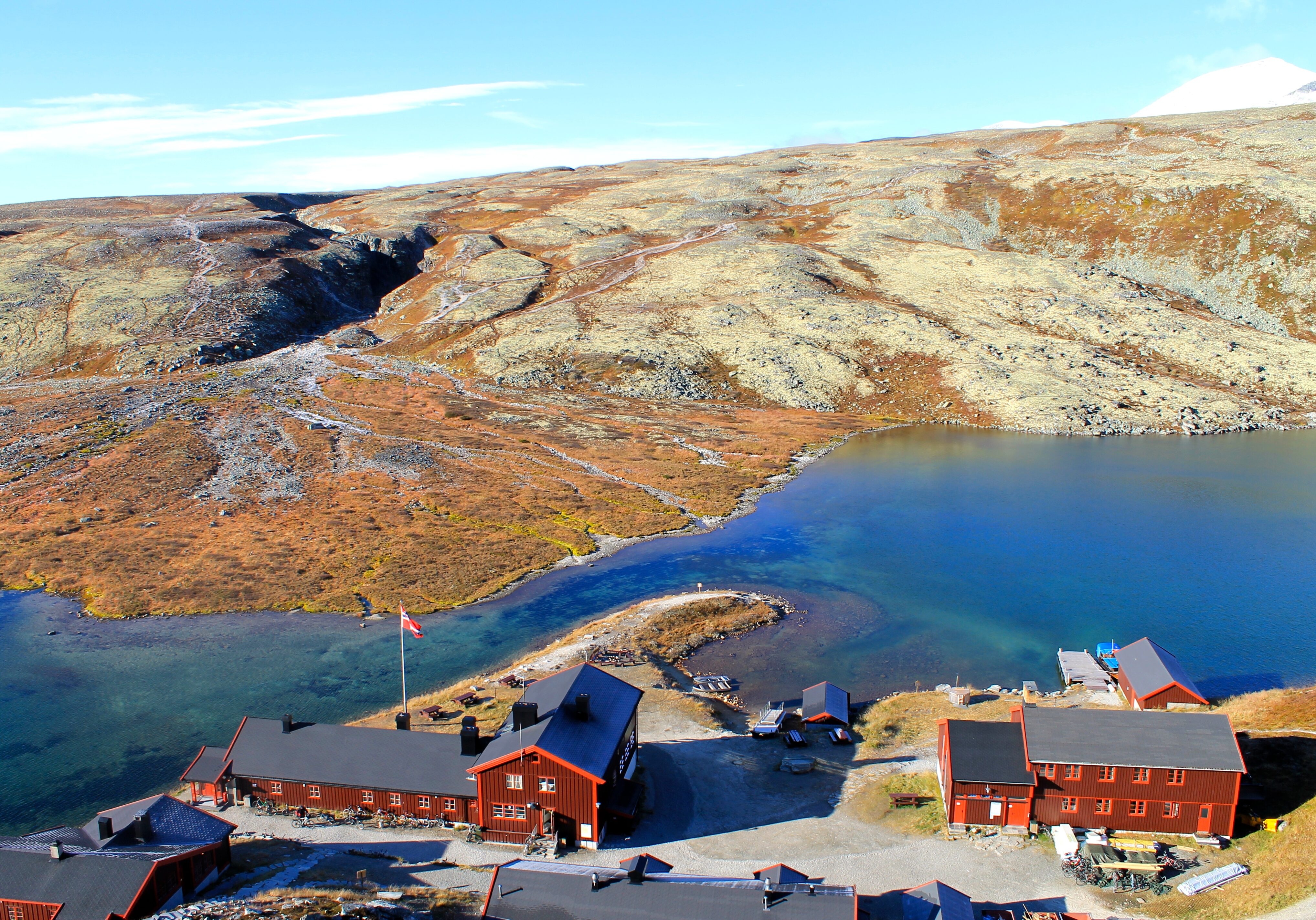 Rondvassbu ligger idyllisk til ved Rondvatnet i Rondane.