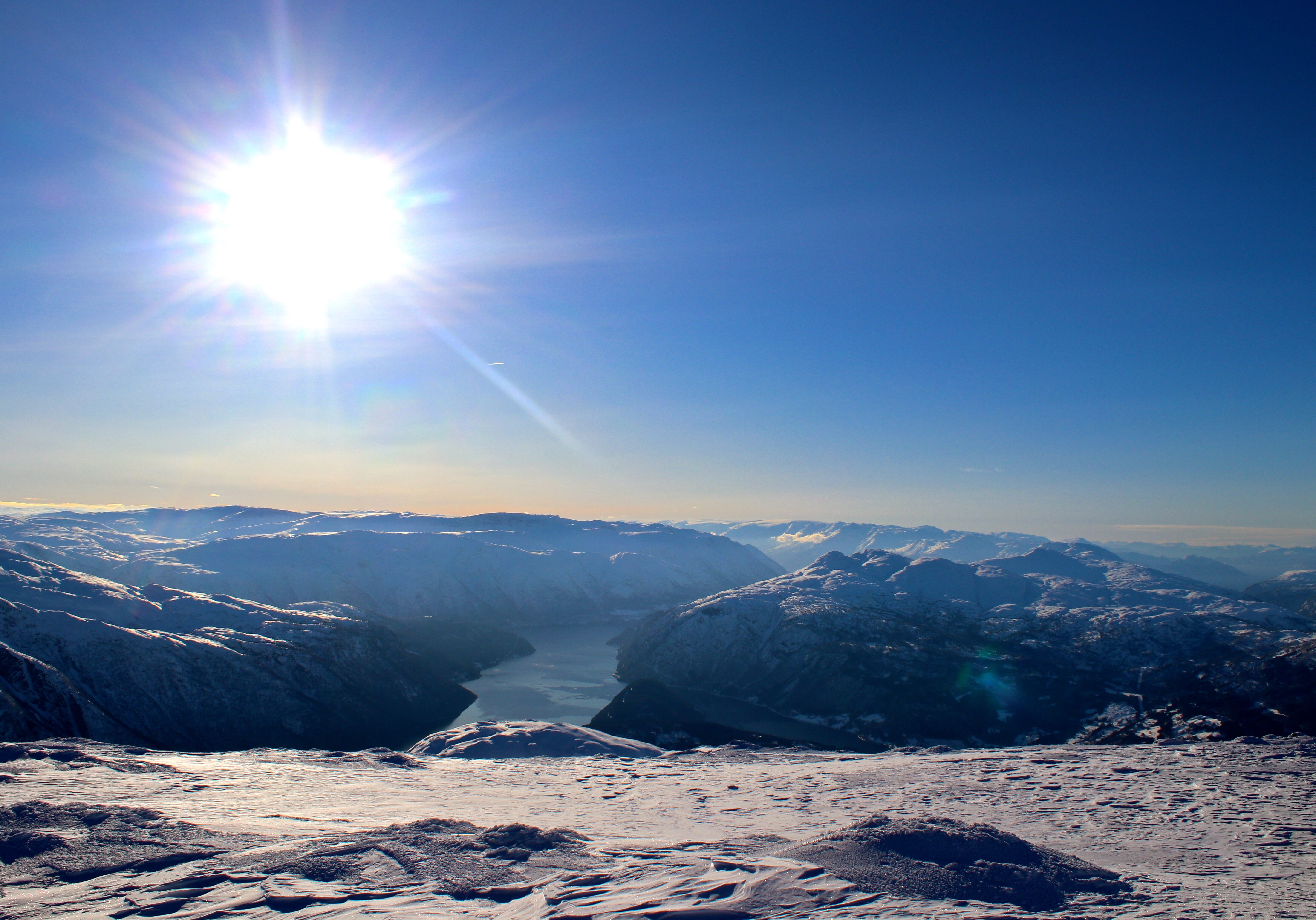 Utsikt fra Vassfjøra (1.633 moh) ut Osafjorden og indre Hardanger. Folgefonna bak til høyre.