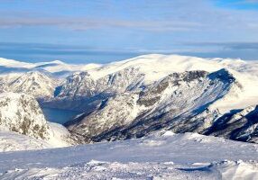 Topper rundt Flåmsdalen og Aurlandsfjorden hvorav Blåskavlen (1.809 moh) er selve dronningen.