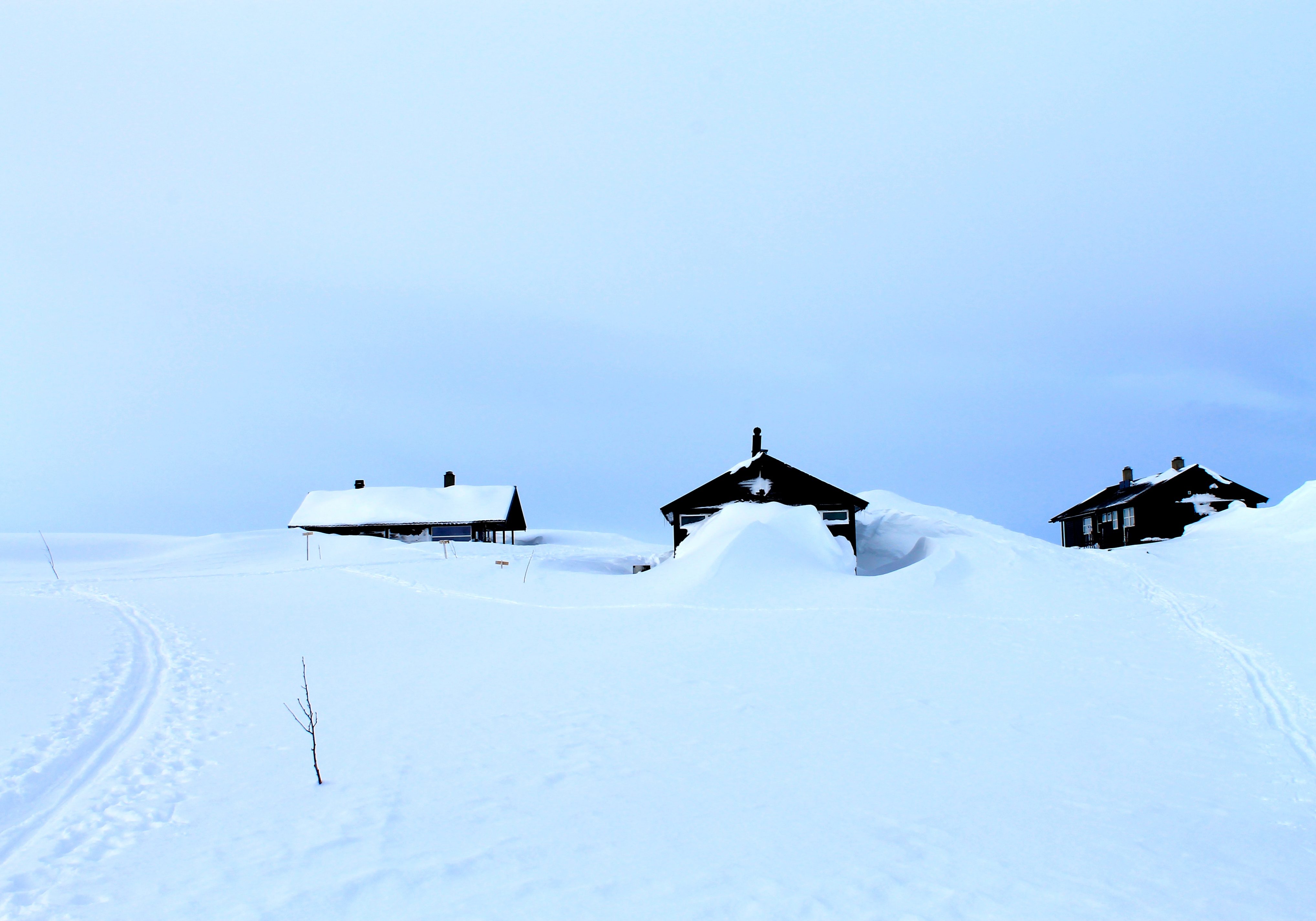 Den selvbetjente turisthytten Kjeldebu på Hardangervidda, sør for Hardangerjøkulen.