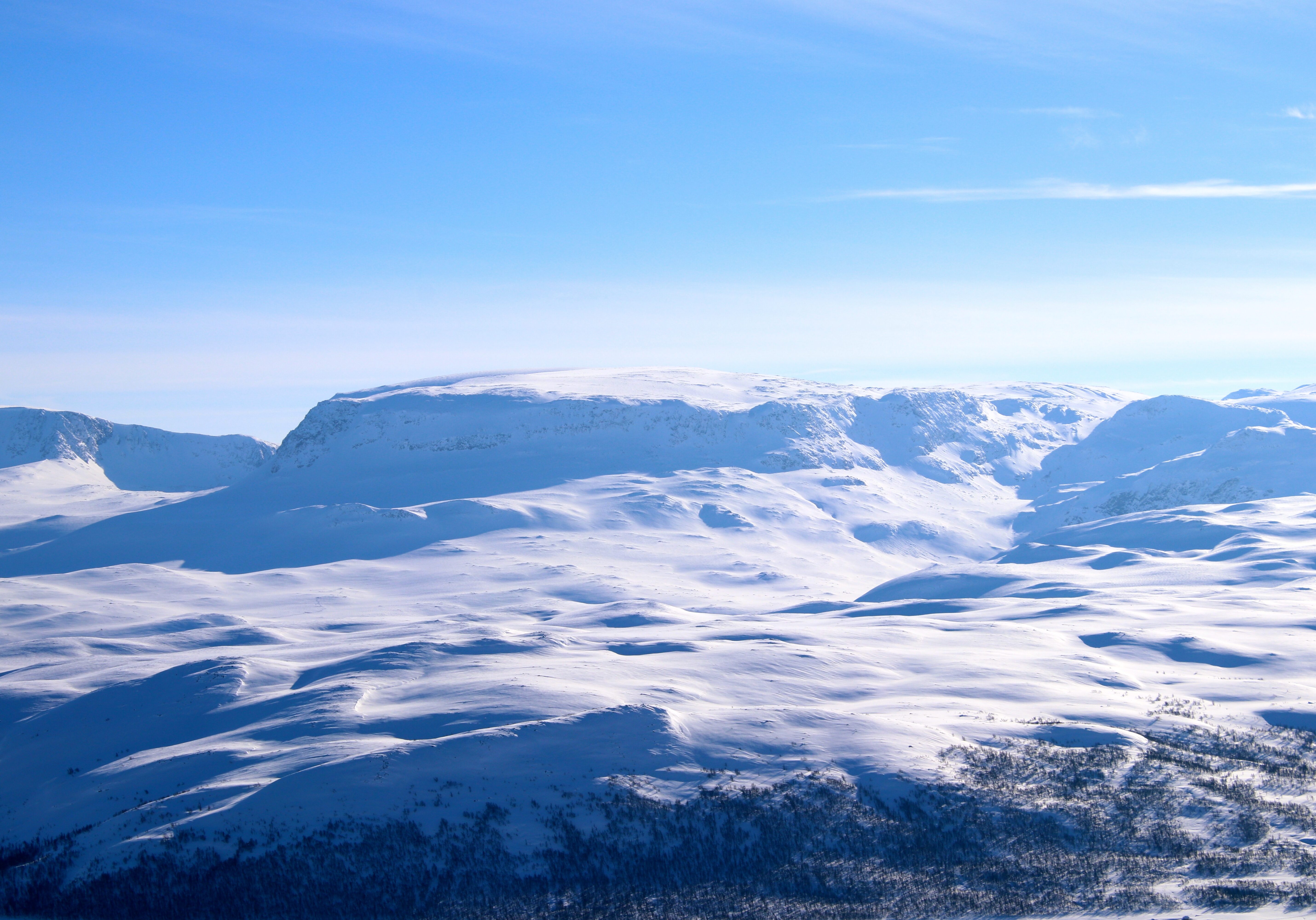 Folarskardnuten (1.933 moh) er den høyeste toppen langs Hallingskarvet og også det høyeste fjellet i Norge sør for Jotunheimen.