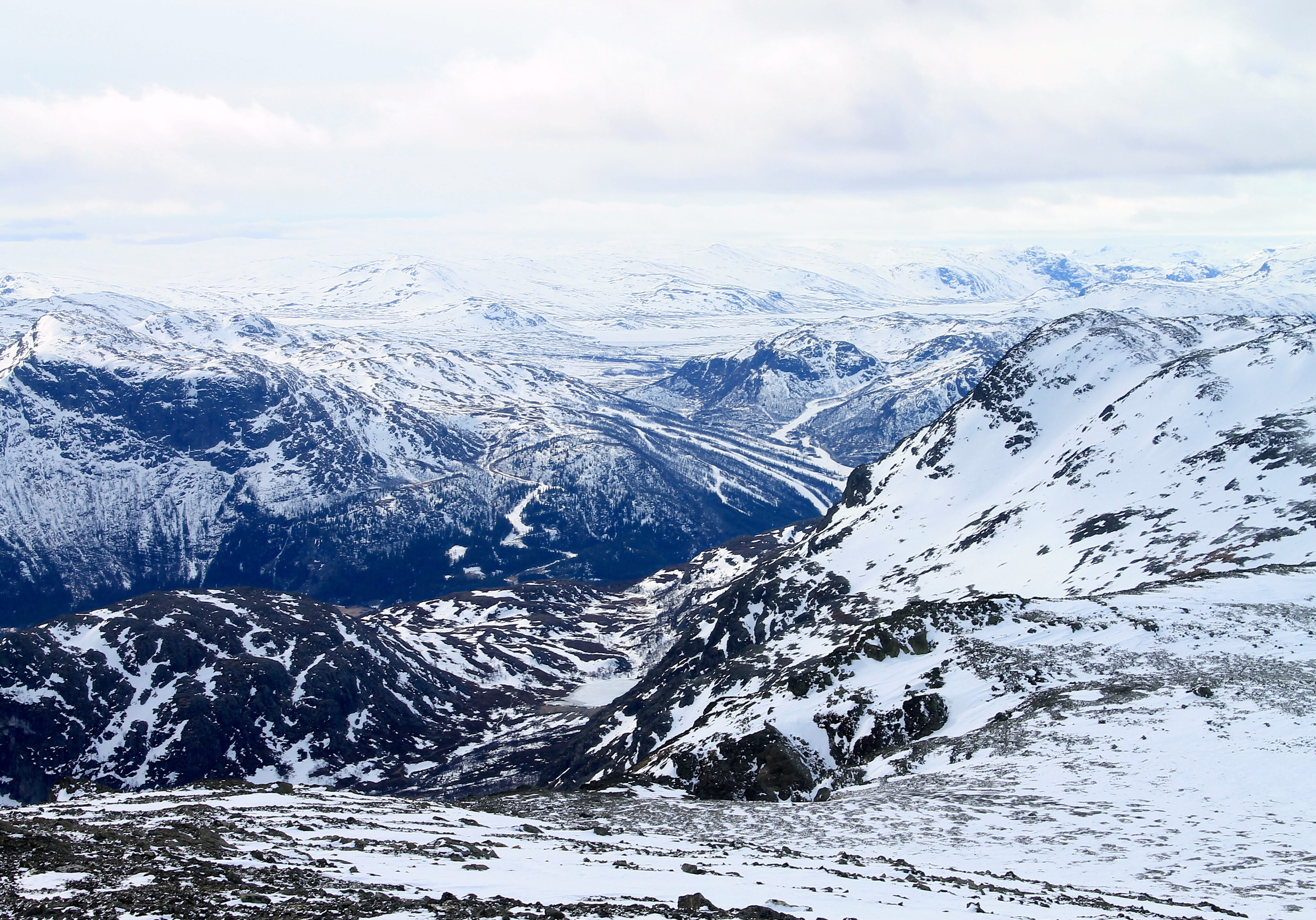 Utsikt fra toppen av Skogshorn mot Hemsedal og skisenteret.