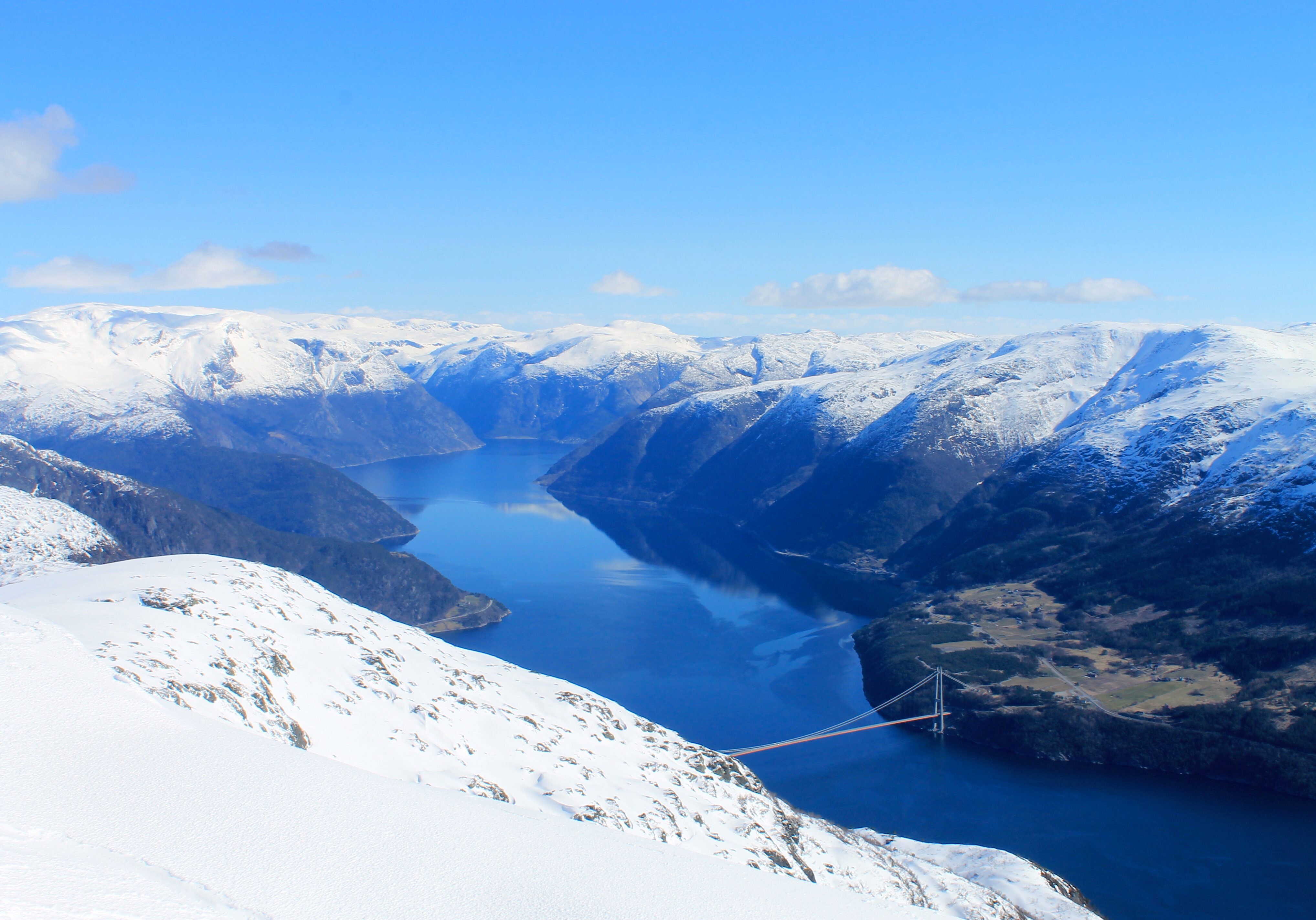 Eidfjorden og Hardangerbrua sett fra toppen av Ingebjørgfjellet.