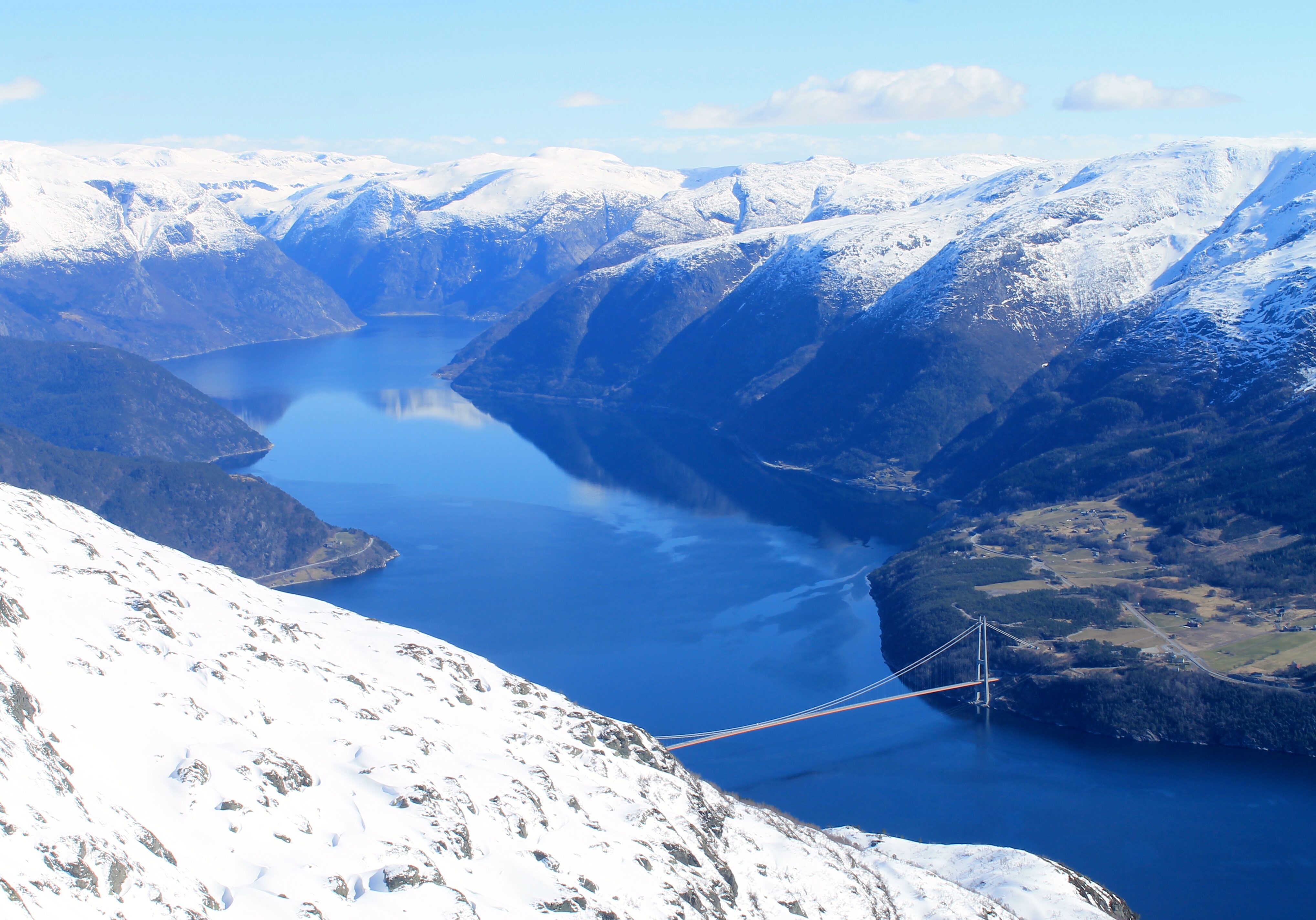 Eidfjorden og Hardangerbrua sett fra toppen av Ingebjørgfjellet.