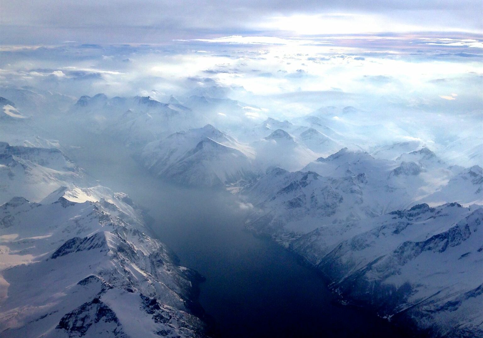 Sunnmørsalpene med Hjørundfjorden og Sylvkallen midt i bildet.