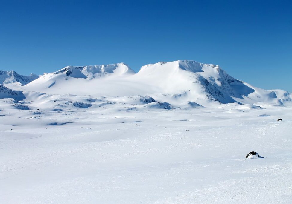 Fannaråken med Fannaråkbreen og Steindalsnosi på Sognefjellet sett fra Sognefjellsveien.