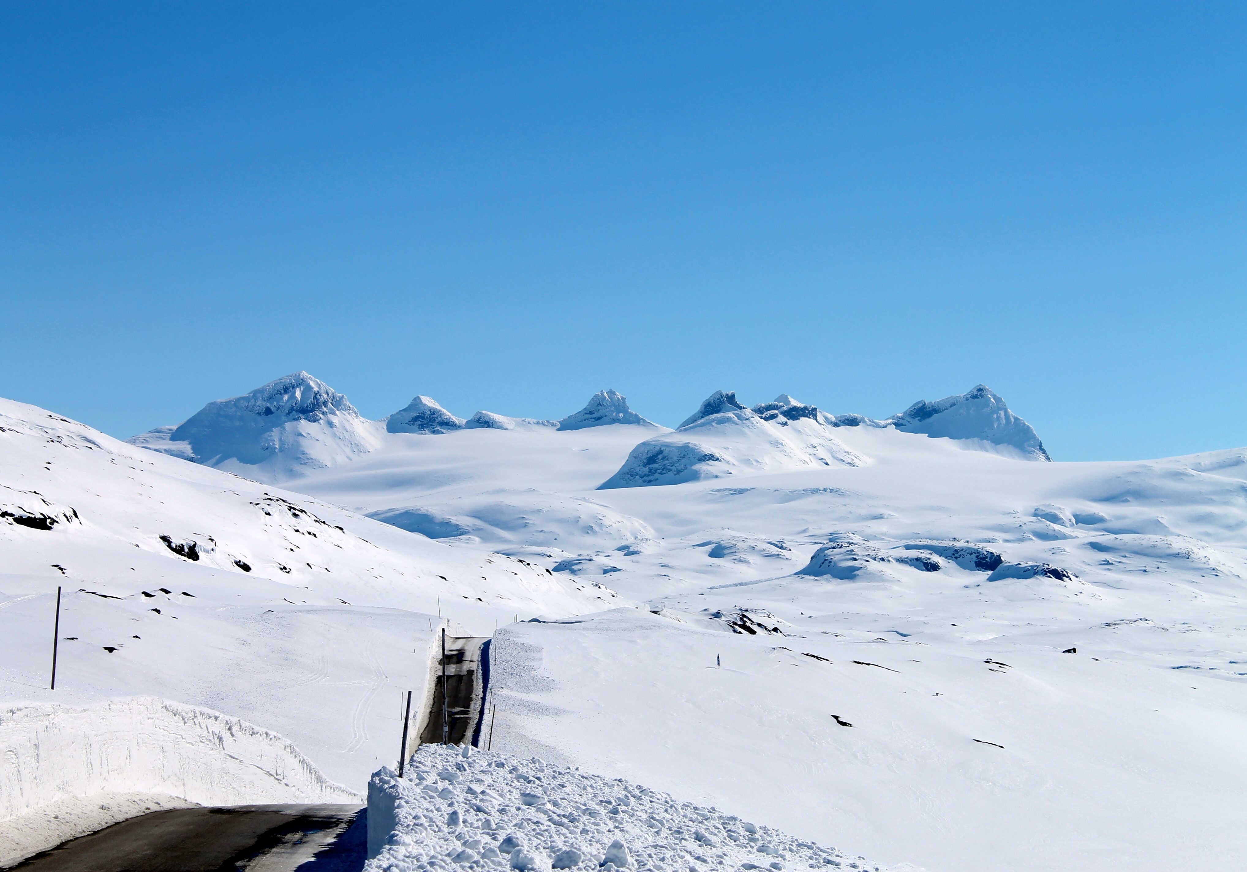 Smørstabbtindan sett fra Sognefjellsveiens høyeste punkt, 1.434 moh.