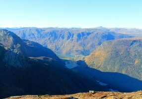 Utsikt mot Skjolden og Lustrafjorden. Berdalsfjellet er en kort avstikker fra Tindeveien.