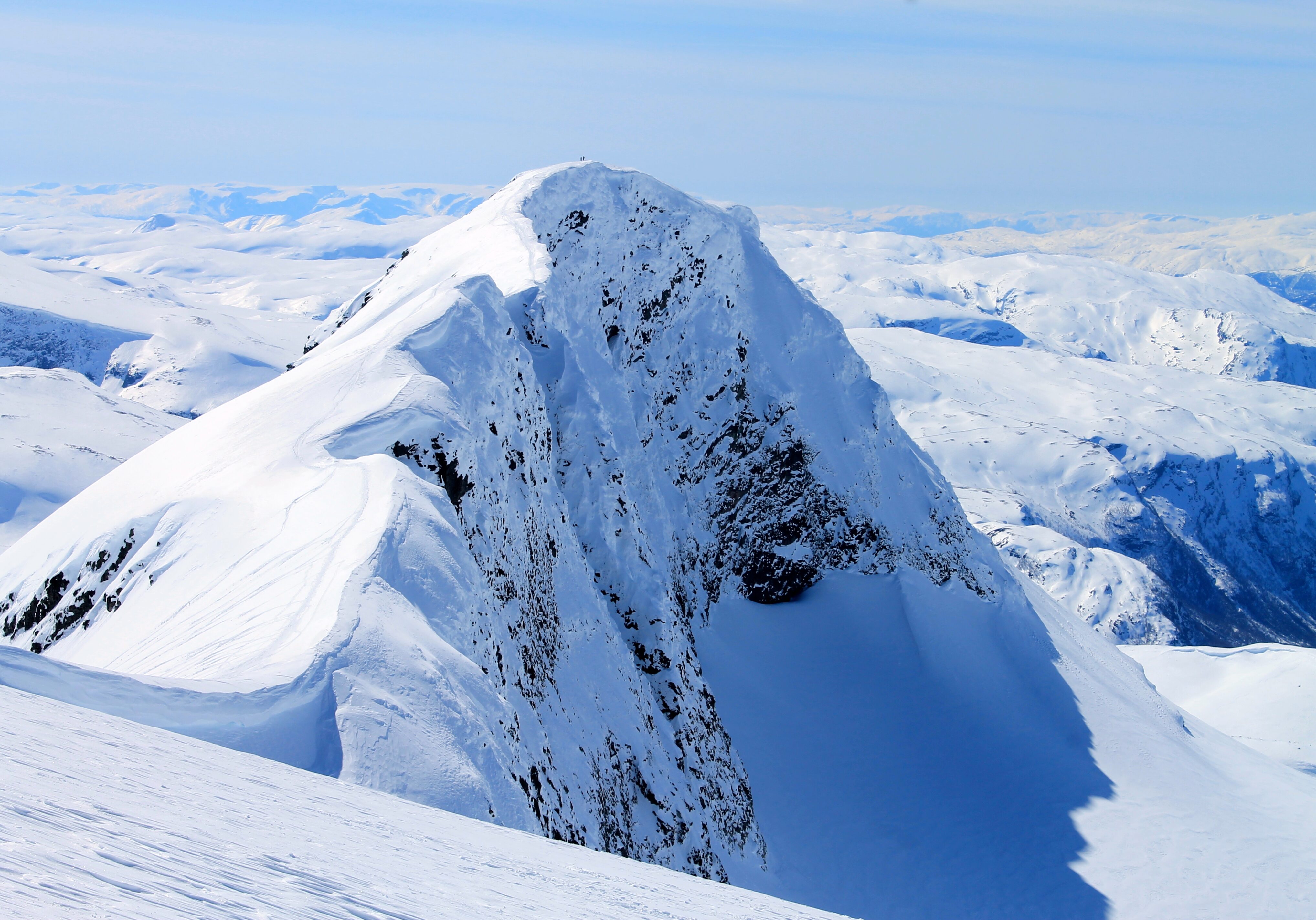 Vestre Steindalsnosi (1.936 moh) fra ryggen opp mot hovedtoppen Steindalsnosi (2.025 moh).