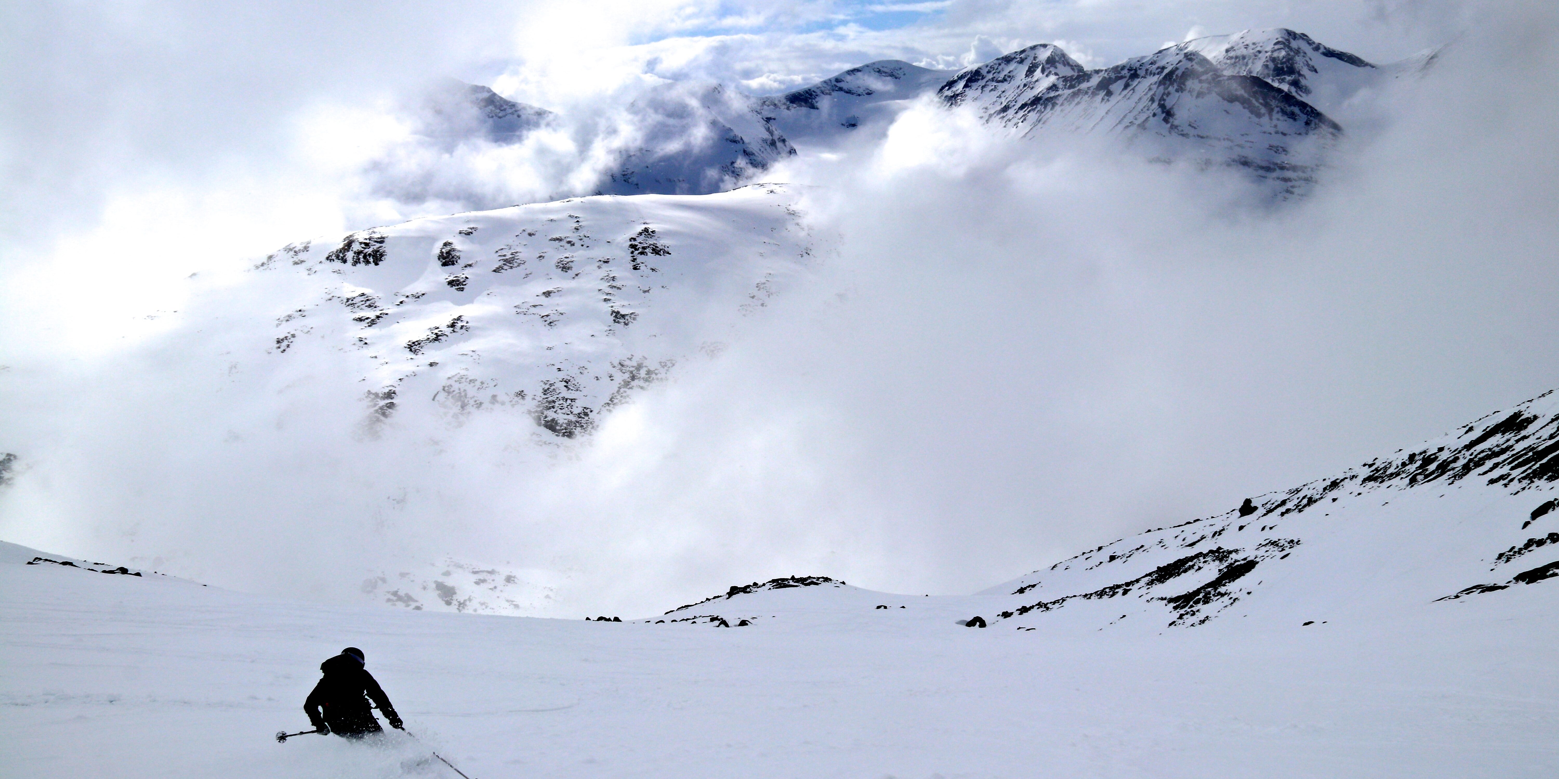 Skikjøring ned fra Bukkehøe i Jotunheimen.