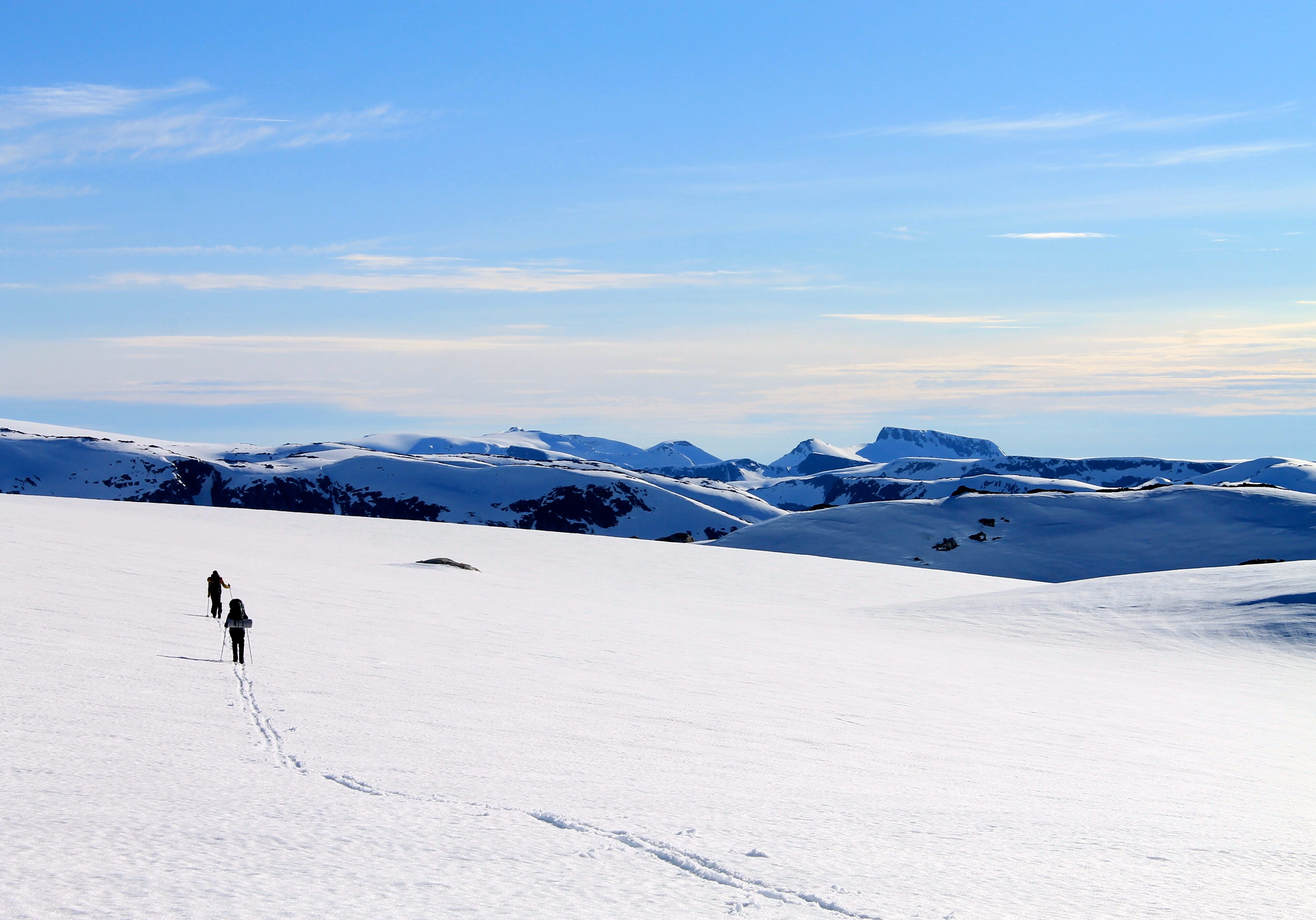 På ski over Folgefonna. Her på Sørfonna like ved Fonnabu. Utsikt mot Melderskin og Rosendalsalpene.