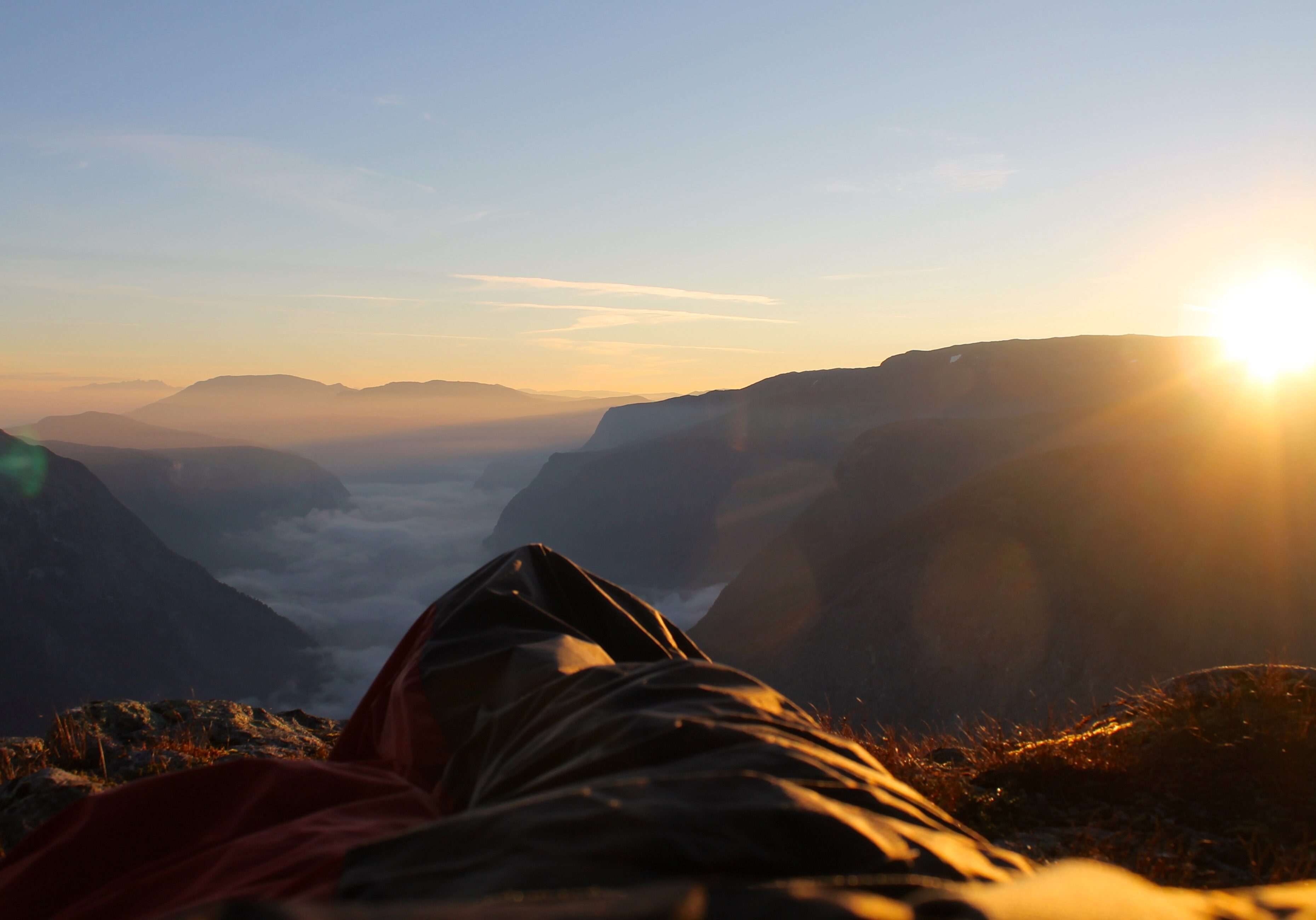 En kan oppleve en fantastisk soloppgang over Nærøyfjorden fra Bakkanosi om en overnatter under åpen himmel.