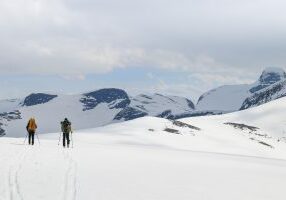 Over Tomefjellet mot Skålefjellet og Lodalskåpa.