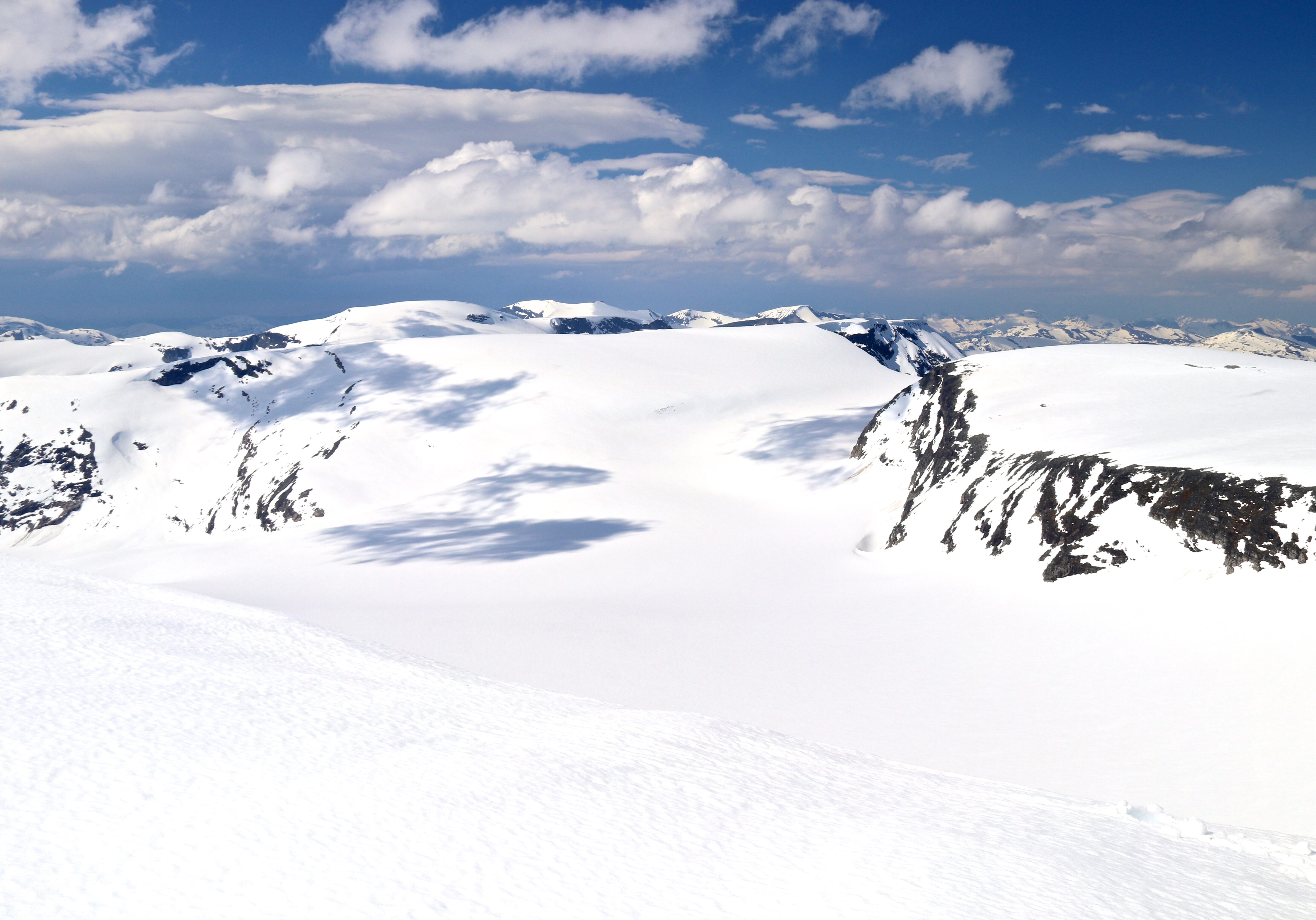 Øvre delen av Skålebreen med Tomrefjellet til høyre. Her sett fra Skålefjellet.