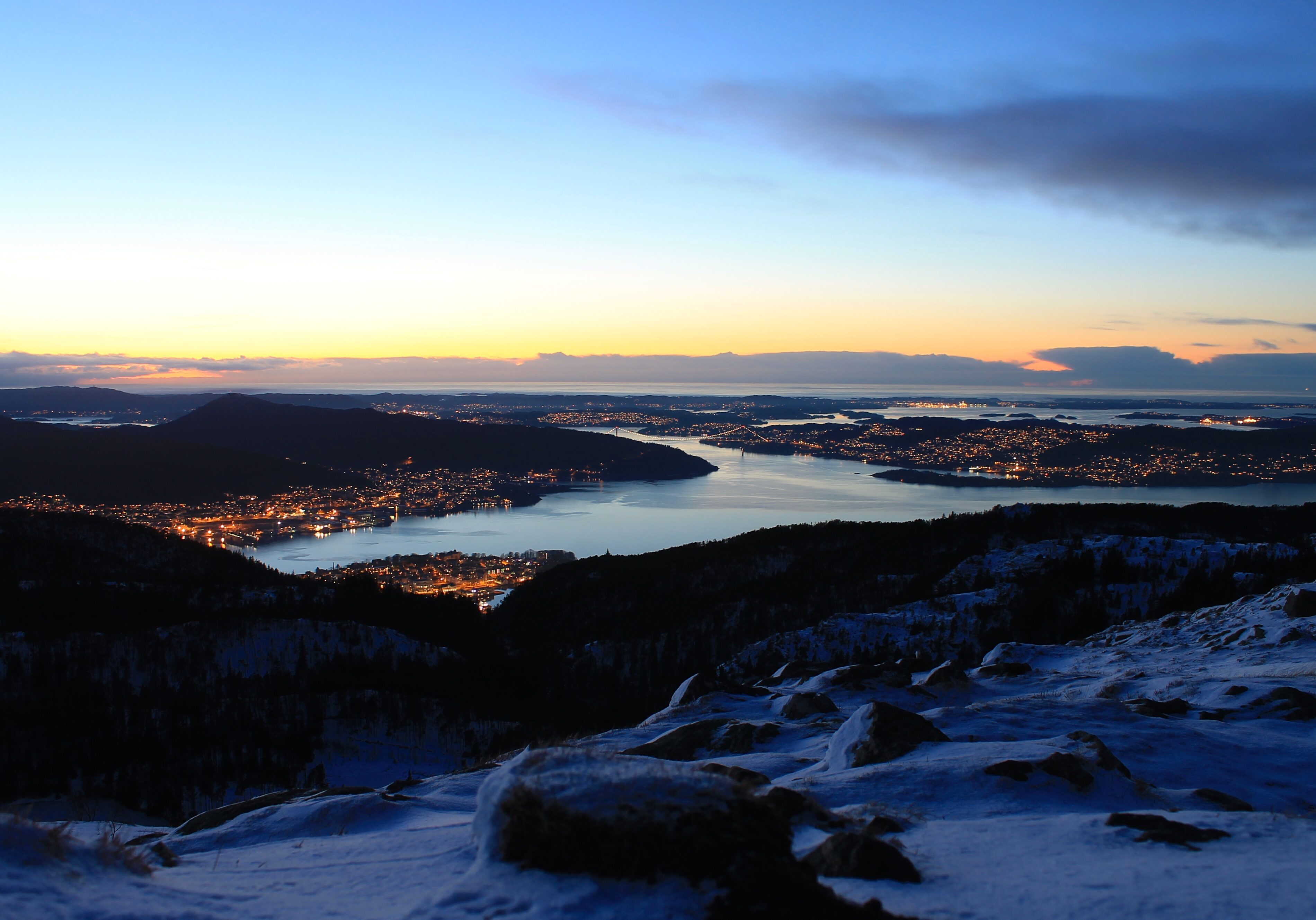 Flott kveldsstemning på Rundemanen, med utsikt vestover mot Sentrum, Askøy, Sotra og Nordsjøen.