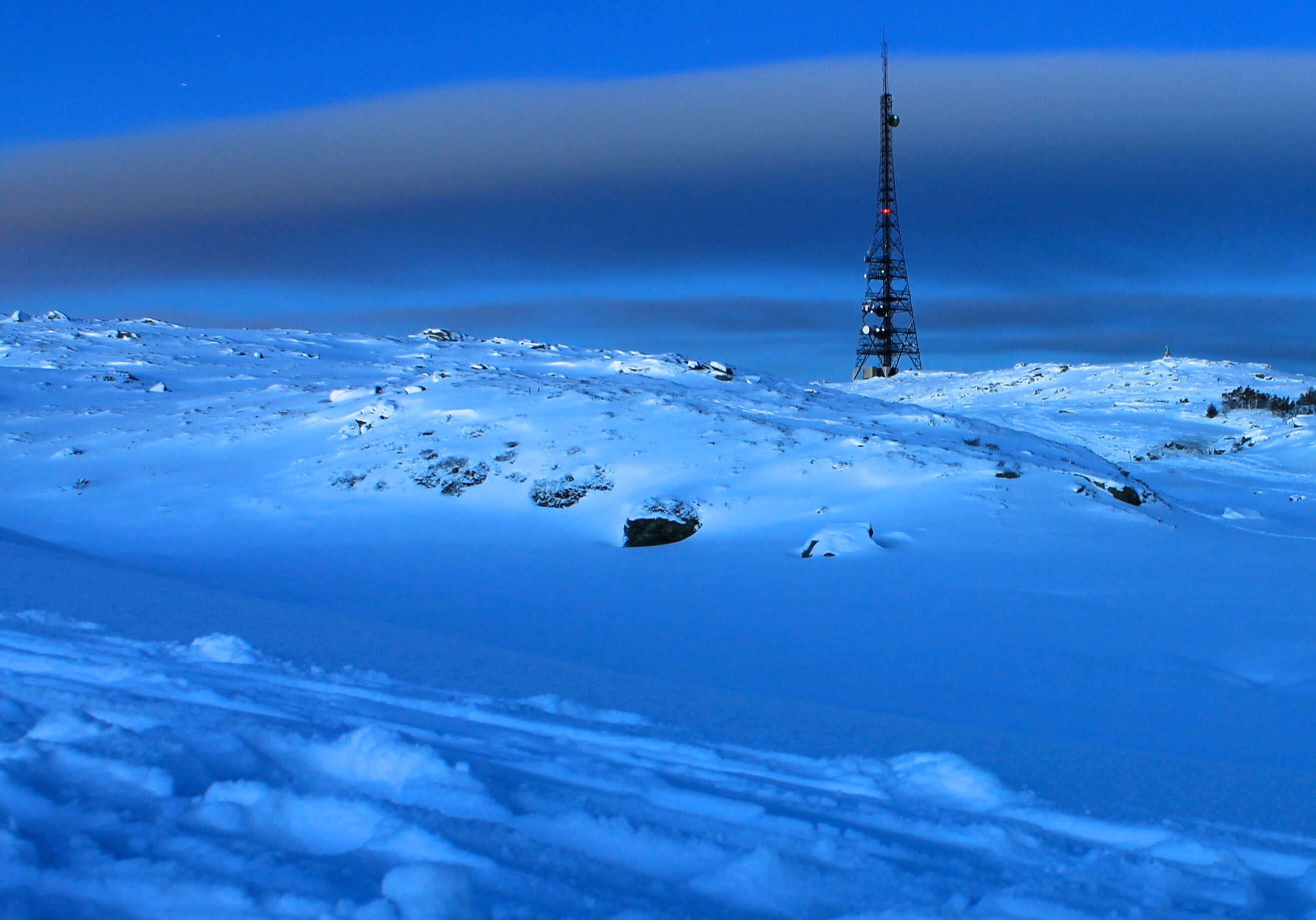 Radiomasten fra 1990 som er reist på toppen av Rundemanen er 106 m høy.