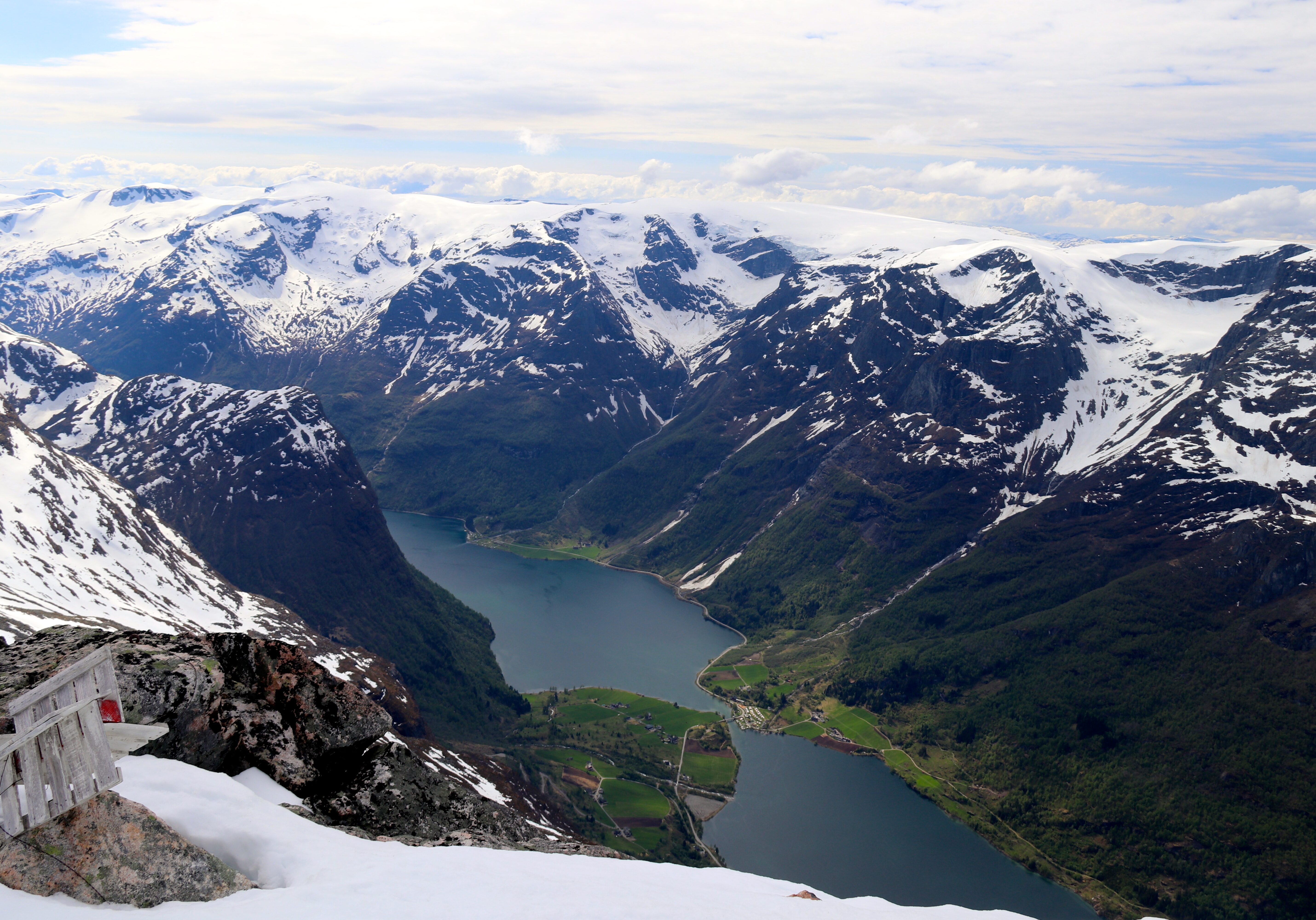 Fra Strandanibba (1.785 moh) er det flott utsikt ned mot Oldevatnet, Myklebustbreen og Snønipa (1.827 moh).