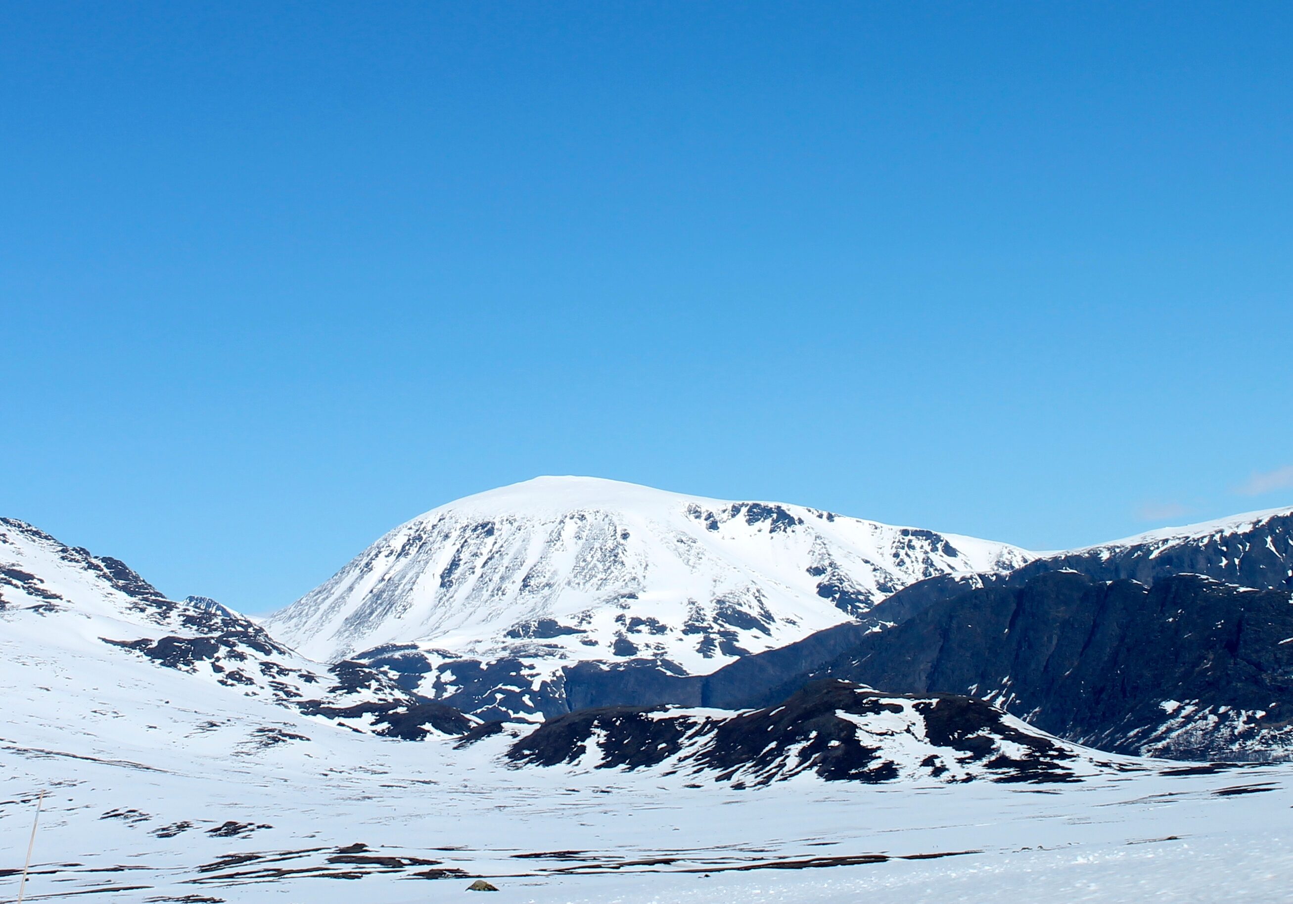 Besshøe sett fra veien over Valdresflye med Knutshøe til høyre. 