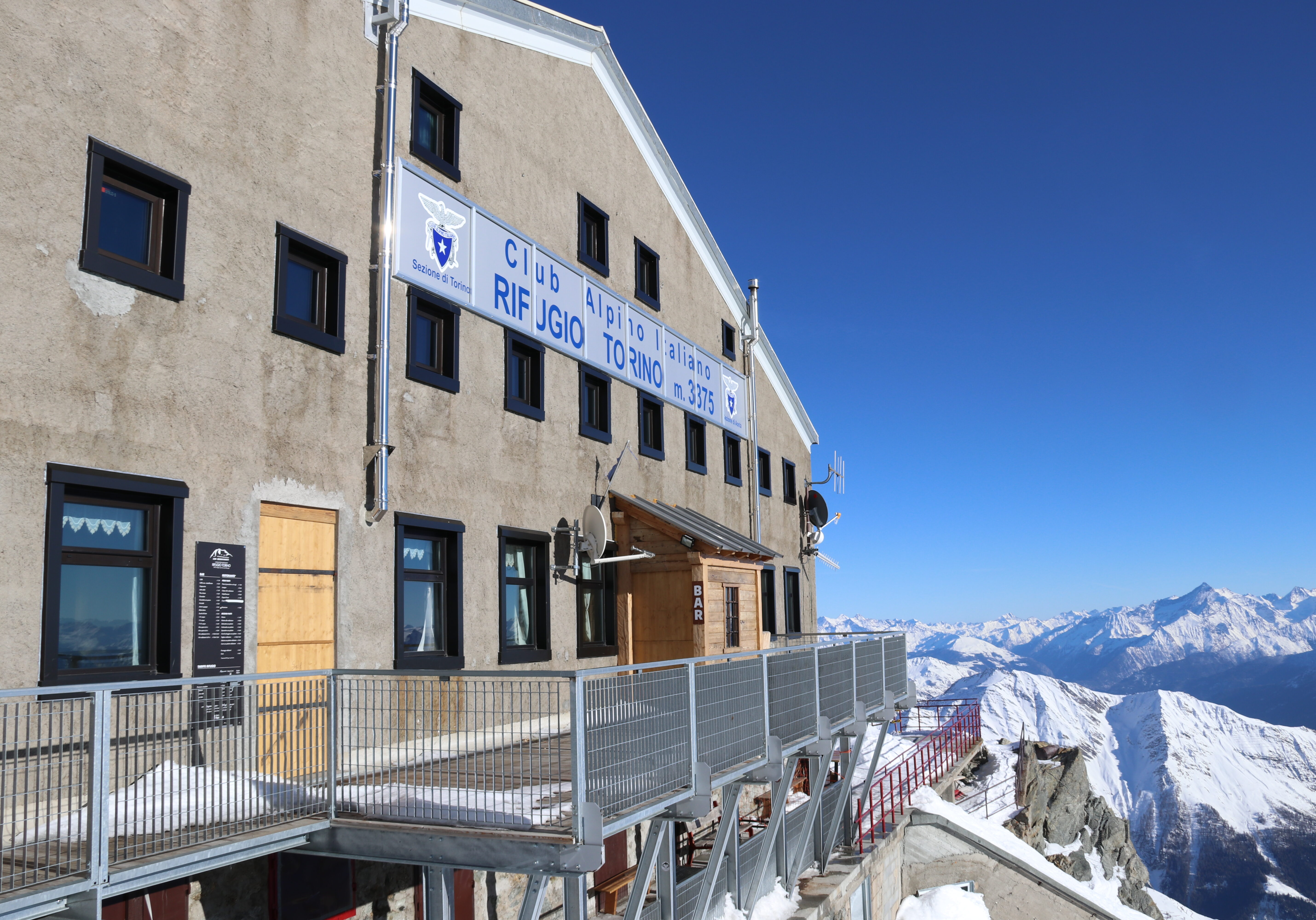 Turisthytten Rifugio Torino (3.371 moh) har en utmerket utsikt over de Sveitsiske og Italienske alpene.