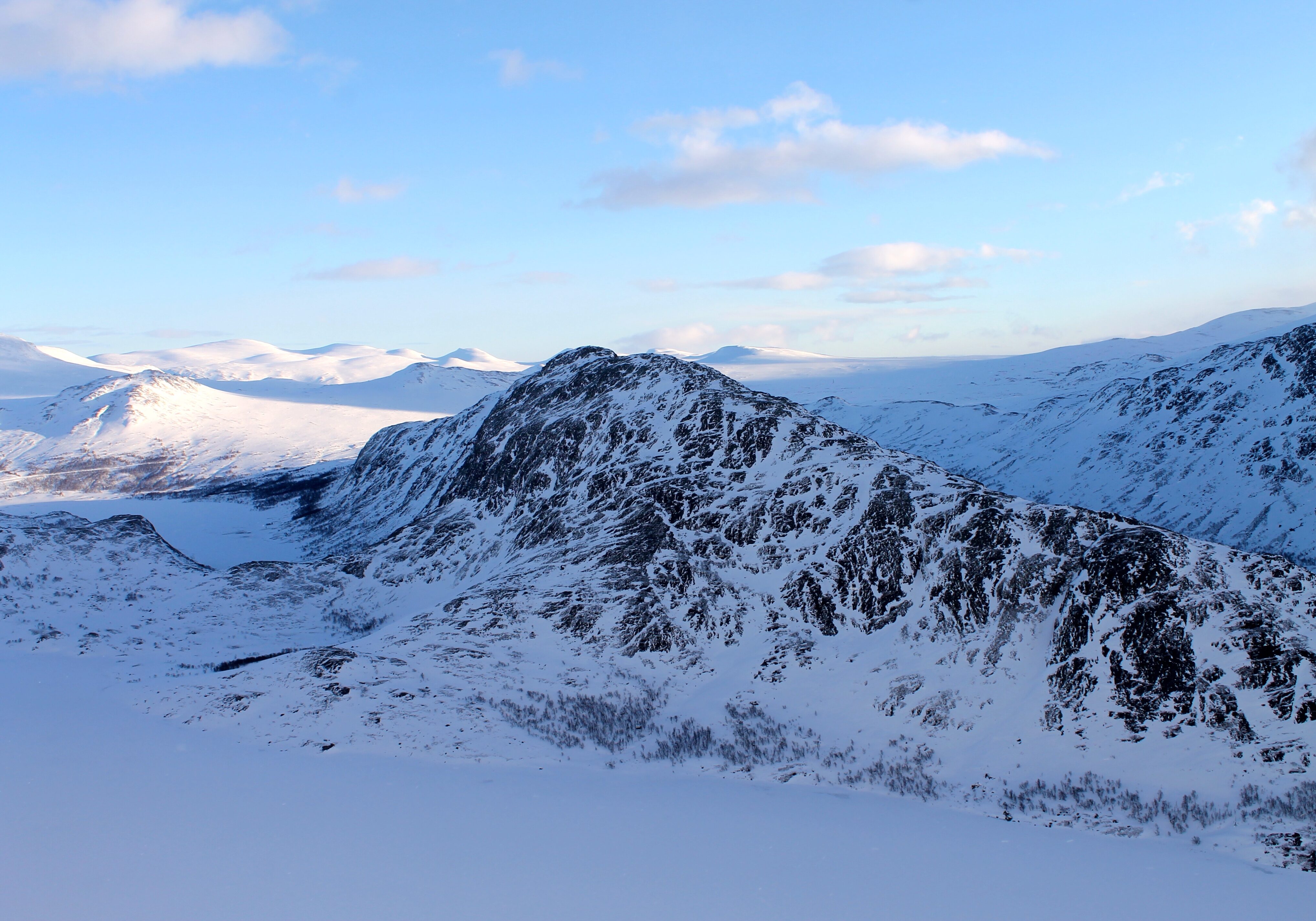 Knutshøe ved Gjende i Jotunheimen sett fra Besseggen.