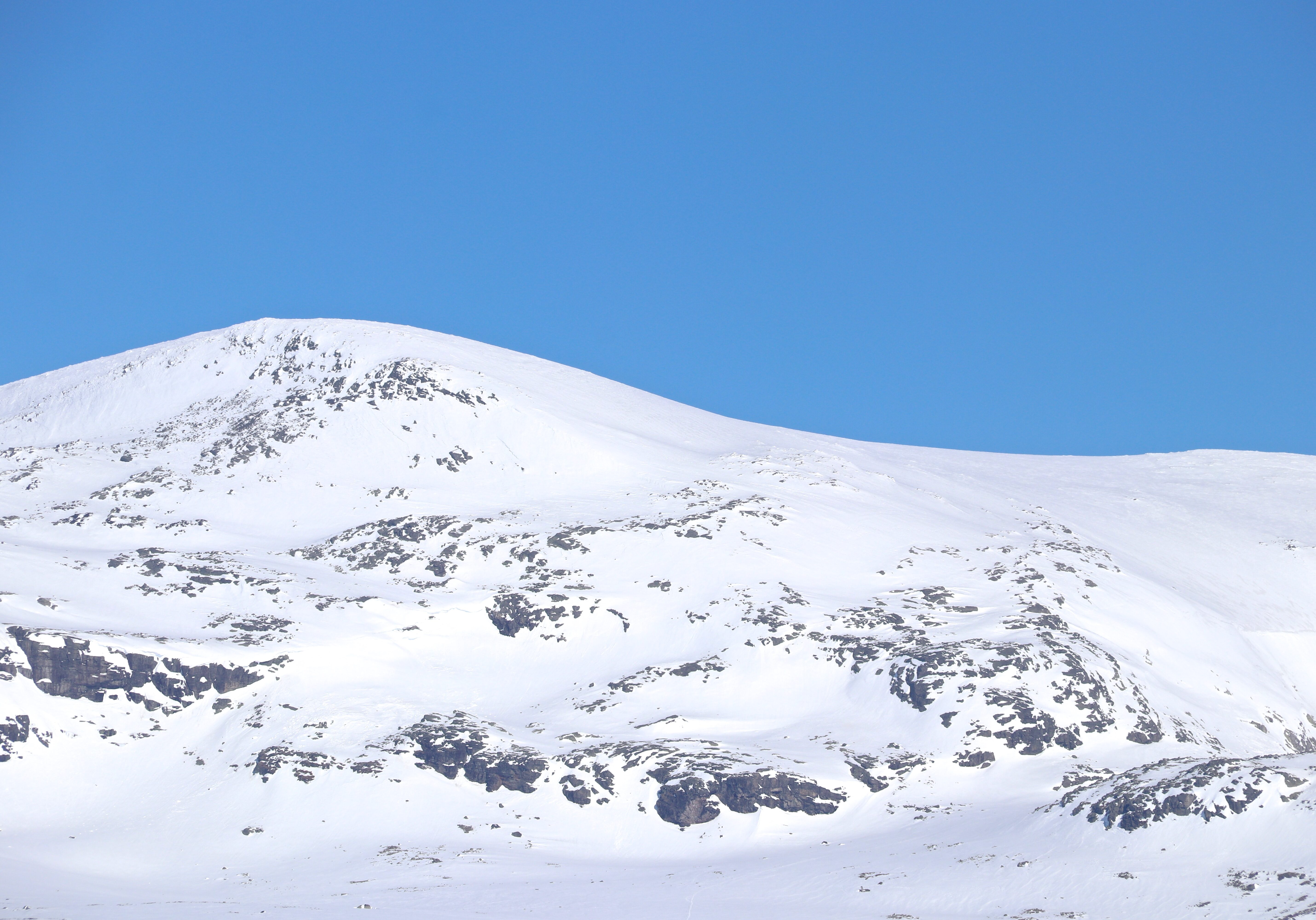 Folarskardnuten (1.932 moh) sett fra sør med Folarskardet til høyre.