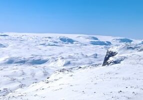 Utsikt fra Folarskardnuten (1.901 moh) vestover mot Hardangerjøkulen.