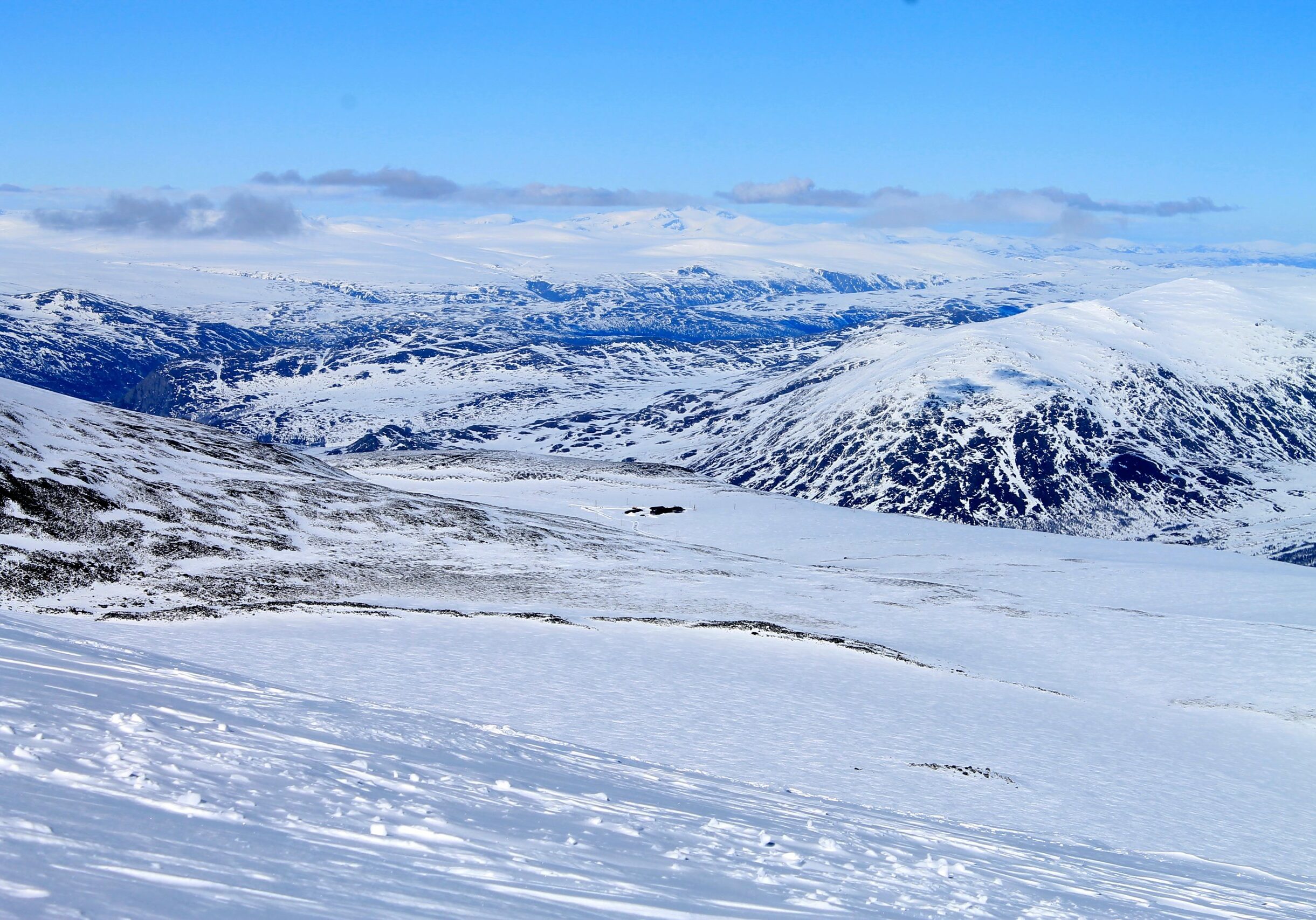 Juvasshytta ligger helt nord i Galdhøpiggmassivet på 1.841 moh.