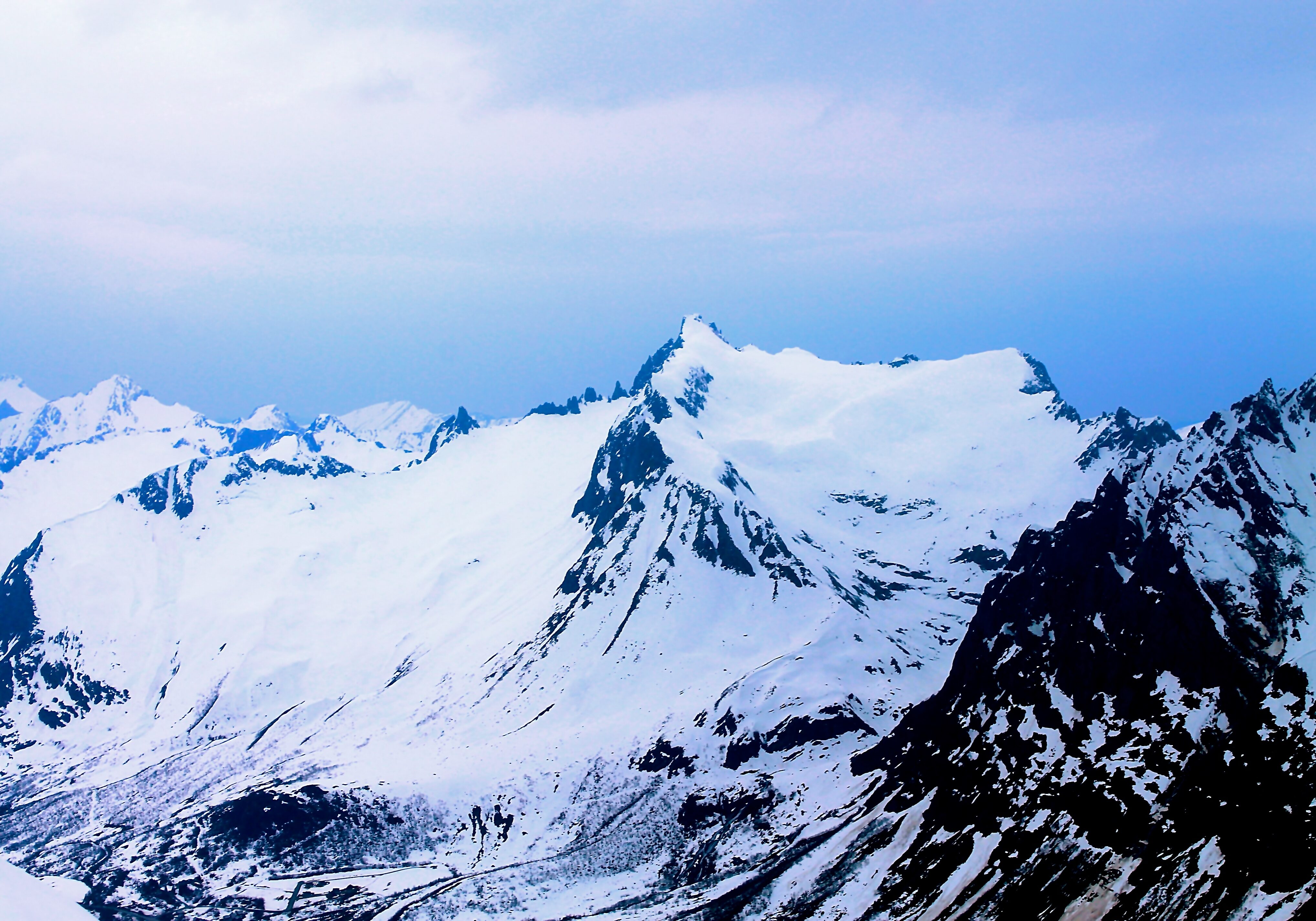Kolåstinden (1.432 moh) er regnet for å være Sunnmøres mest populære påsketur på ski. Her med Noklane og Fingeren ved sin side.
