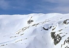 Onen (1.620 moh) ligger ved Eidfjorden og er det høyeste fjellet med foten rett ned i en fjordarm av Hardangerfjorden.