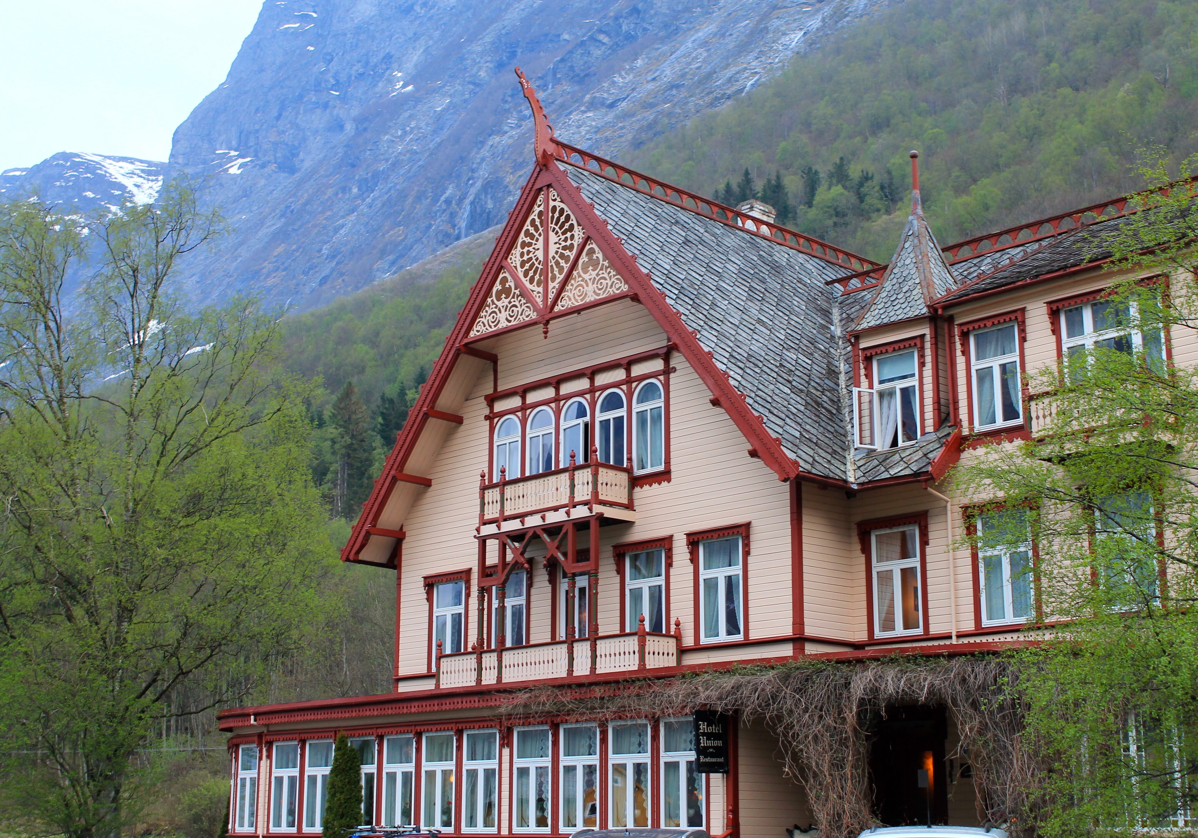 Like under Slogen ligger Øye og Hotel Union som har vært samlingspunkt for kjente fjellpionerer siden  1891.