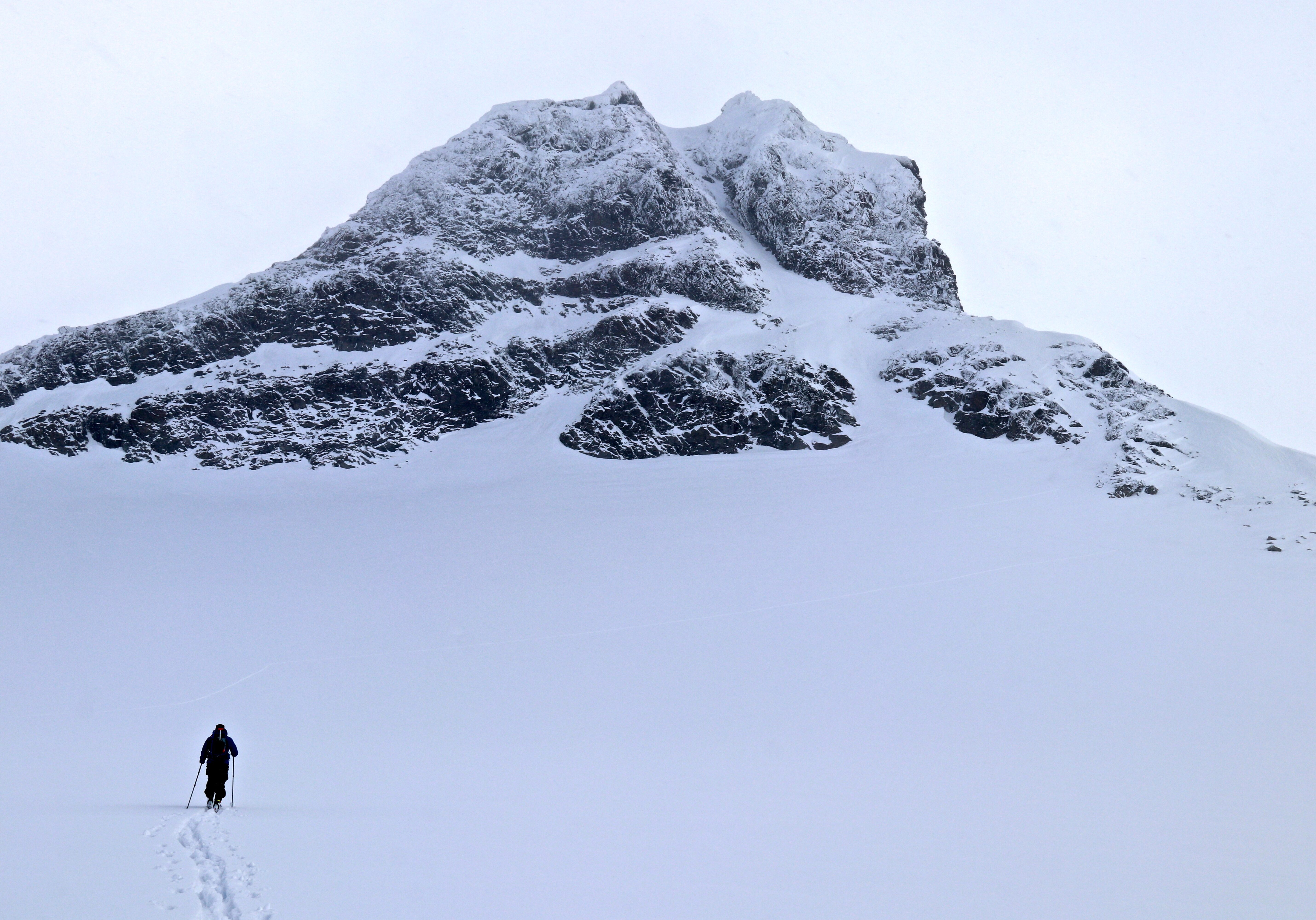 På vei over Leirbrean mot Sokse, som bestiges via snørennen opp i skardet mellom de to toppene.