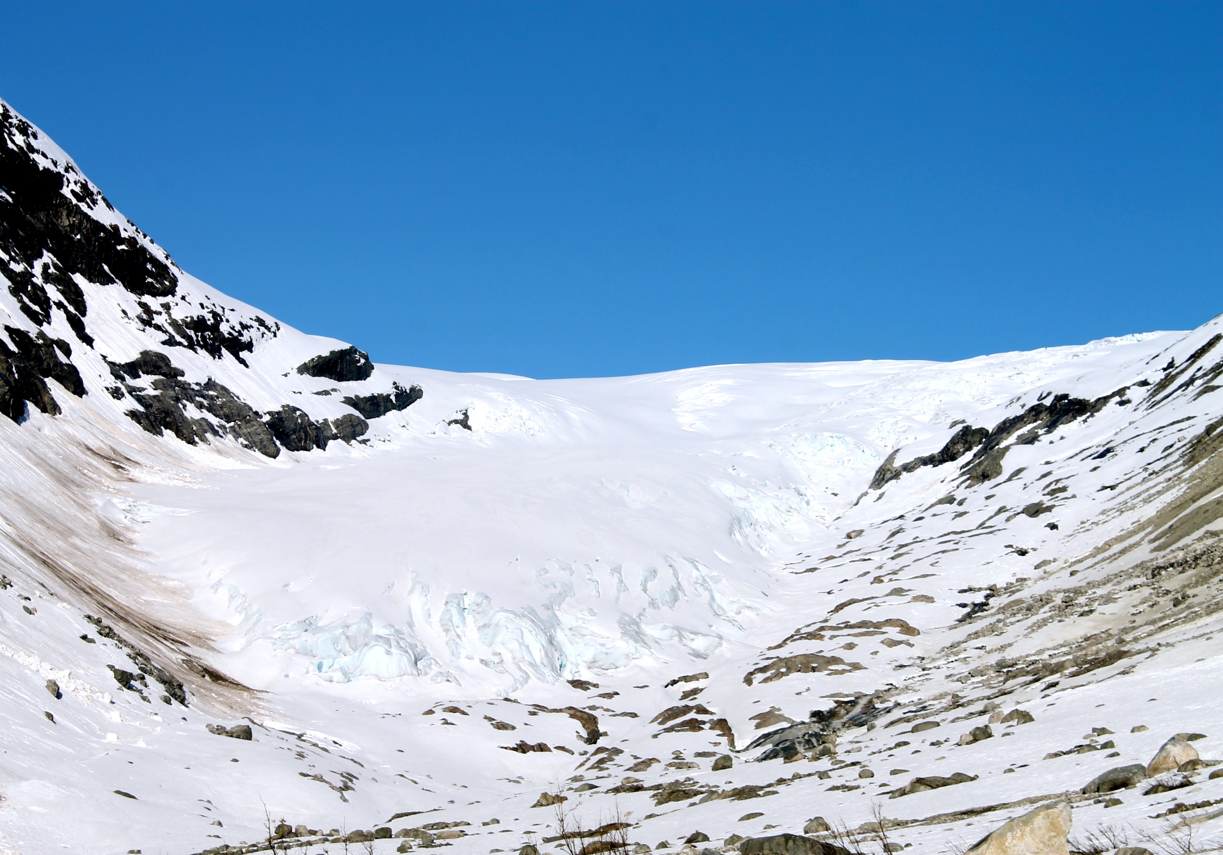 Josten på langs starter med å gå opp langs ved den vakre Fåbergstølsbreen.