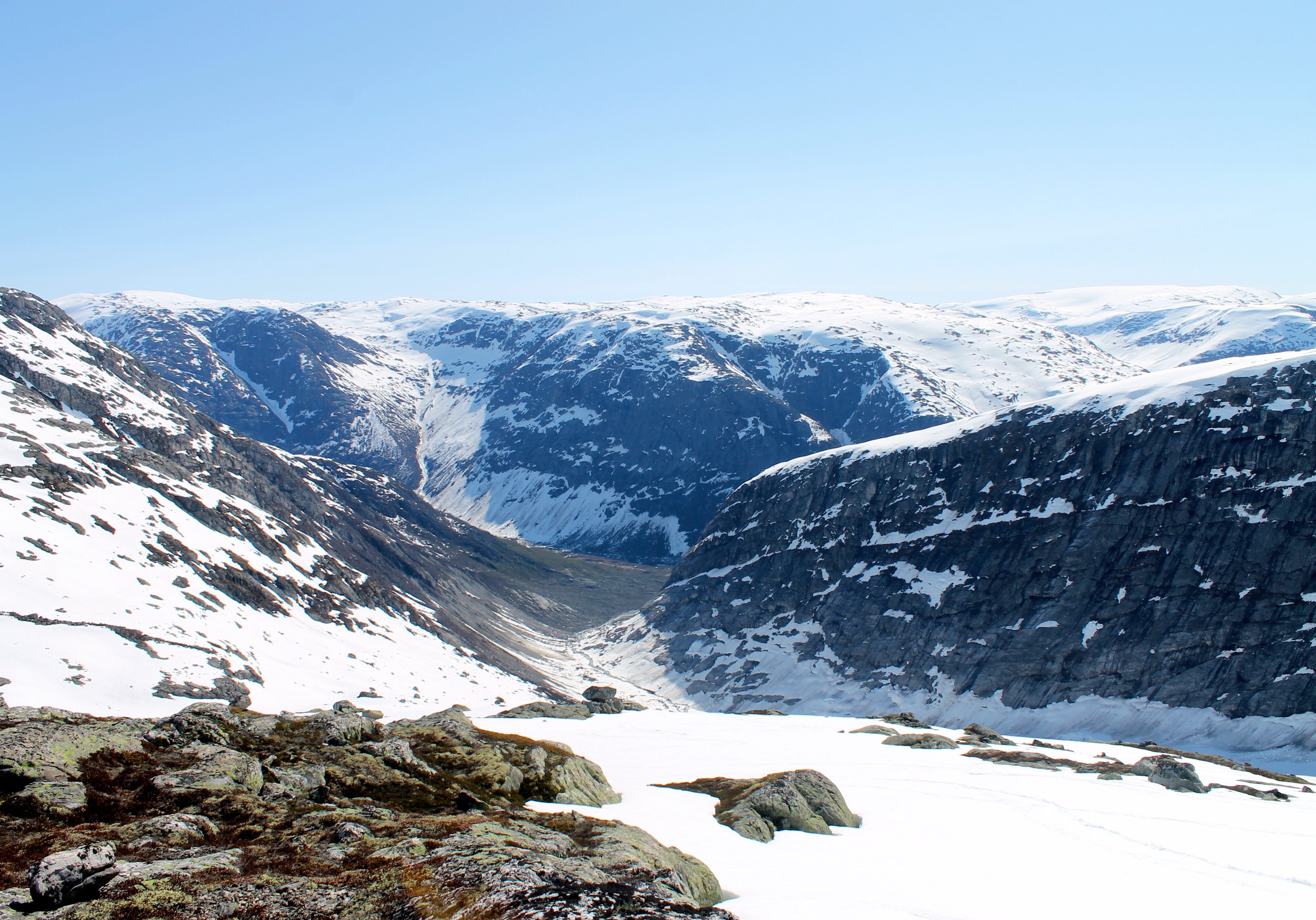 Ved brekanten til Jostedalsbreen på ca. 1.400 moh er det fint å ta en pause.