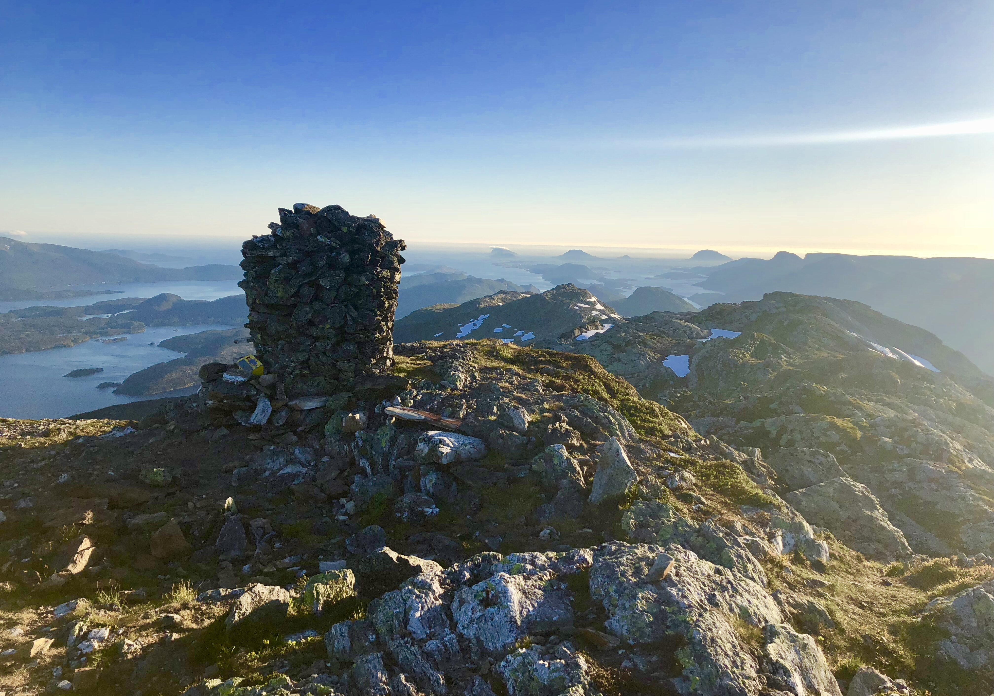 Det er flott utsikt fra Blånipa ut mot Florø og havet.