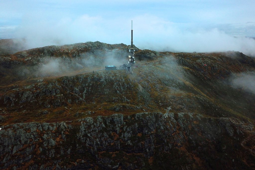 Fjellet Ulriken er det høyeste rundt bykjernen av Bergen, her med masten i front.