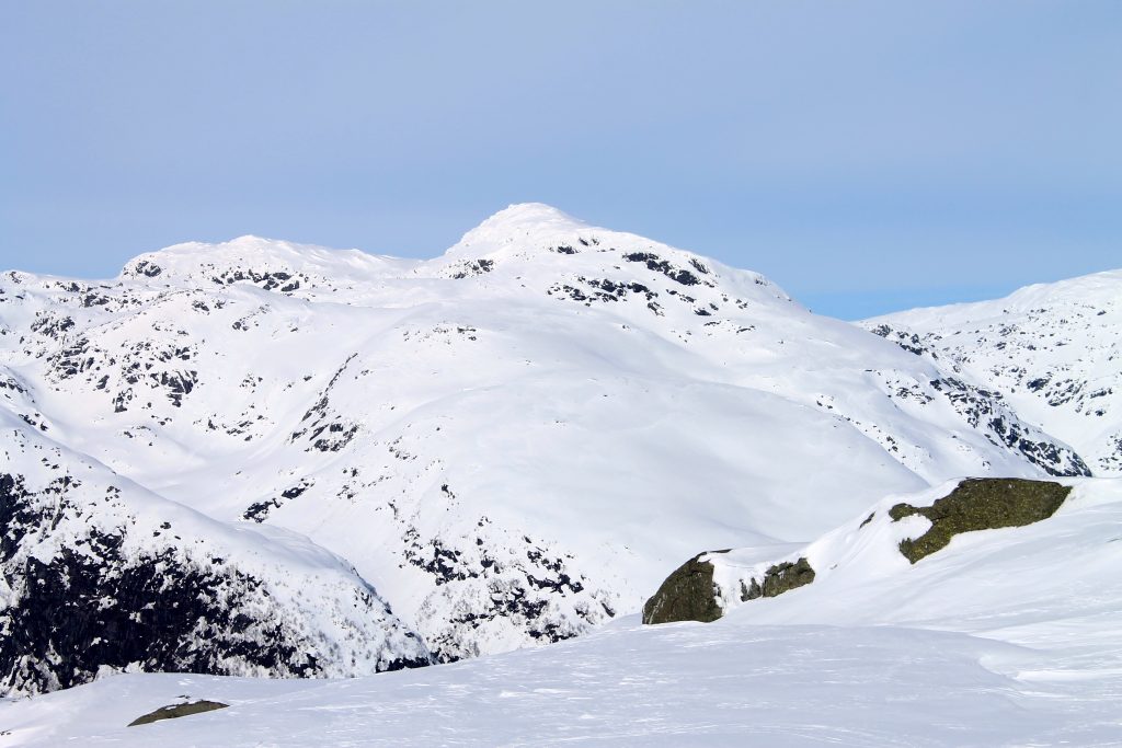 Nabotoppen til Torefjell, Skrott (1.320 moh), er også en fin skitopp.