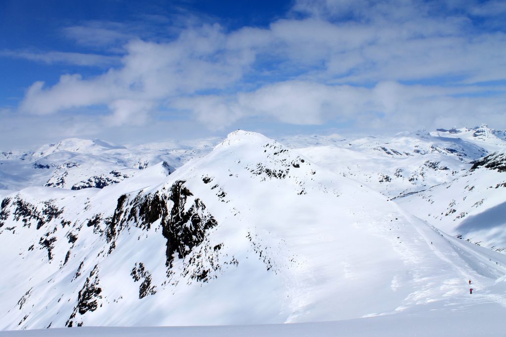 Mange tar av seg skiene og vandrer en tur bort til Slingsbytinden etter å ha vært på toppen av Uranostinden.