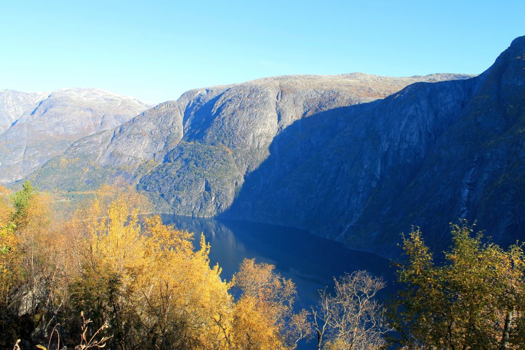Turen starter innerst i Kvamsdalen i Eidfjord med flott utsikt over Eidfjordvatnet.