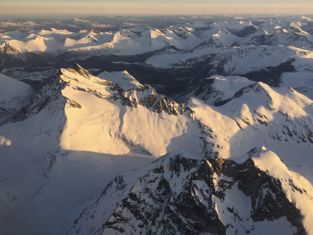 Kalskråtinden (1.801 moh) med Venjetindan bak sett fra luften.