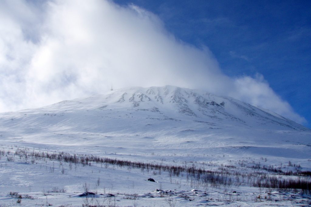 Gaustatoppen (1.883 moh) er et synlig landemerke fra store deler av Hardangervidda.